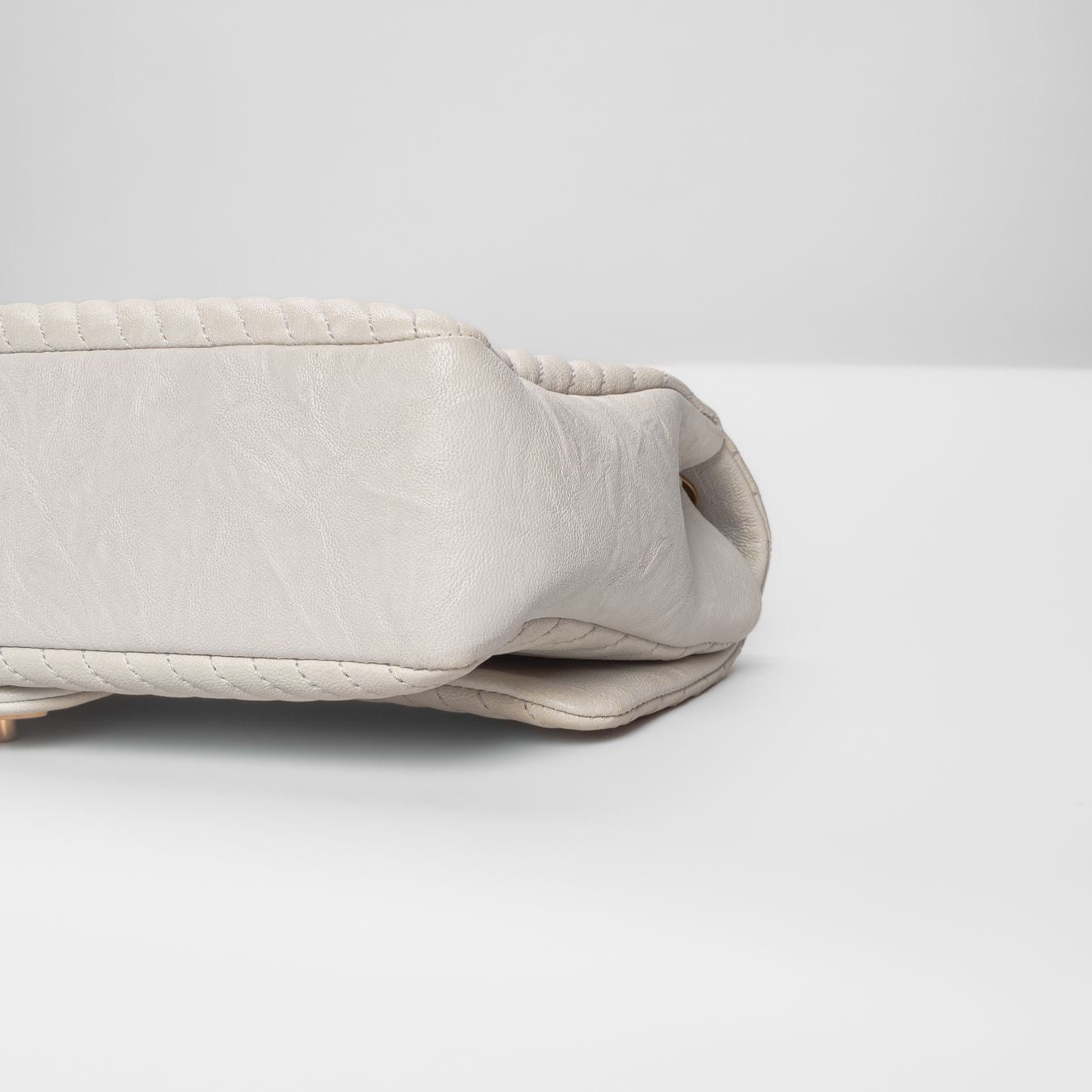 CHANEL - BAG TIMELESS MEDIUM WHITE CALFSKIN SURPIQUÉ CHEVRON GOLD HARDWARE