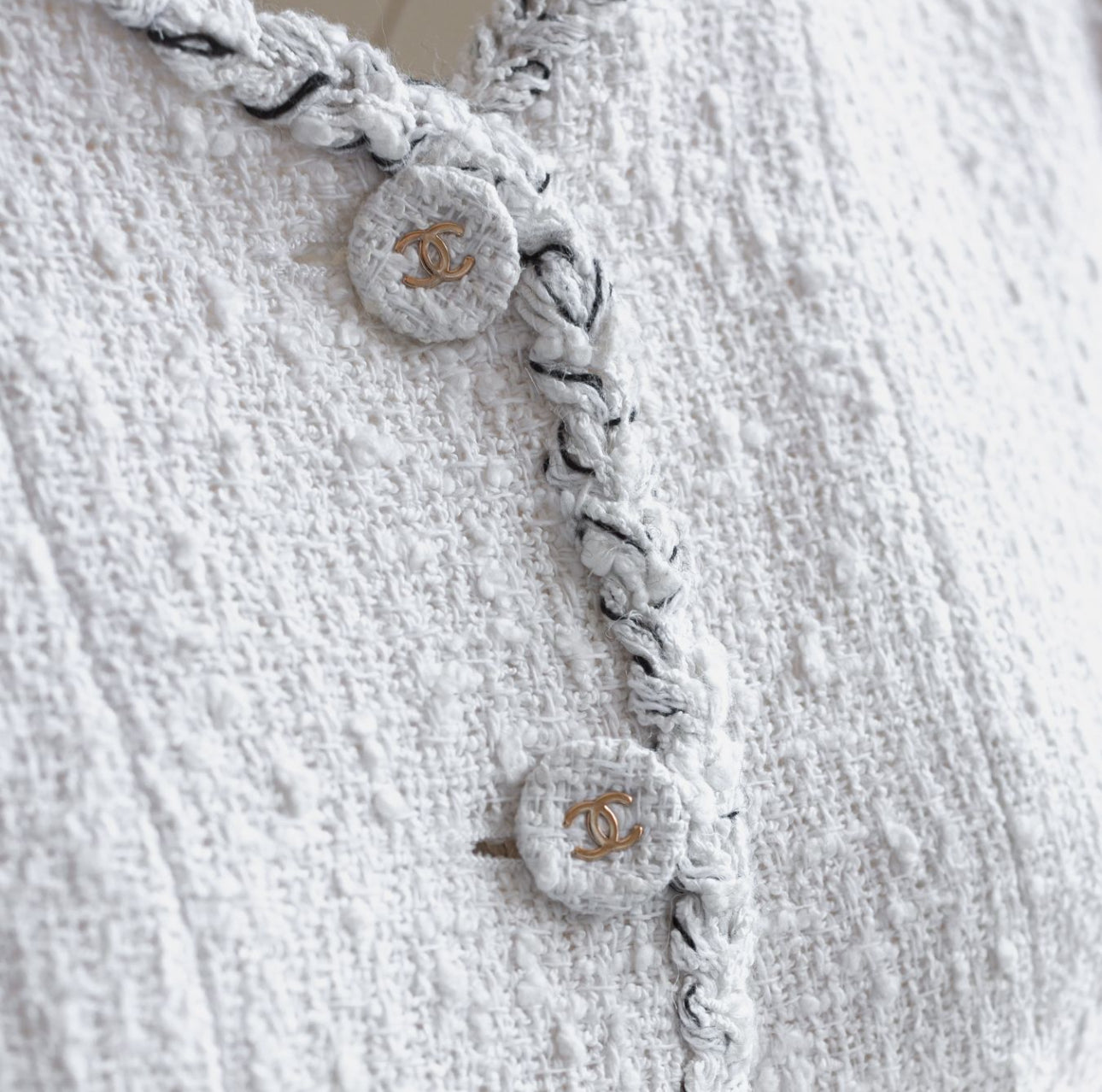 CHANEL - JACKET TWEED WHITE WITH GOLD CC BUTTONS SIZE 36 FR