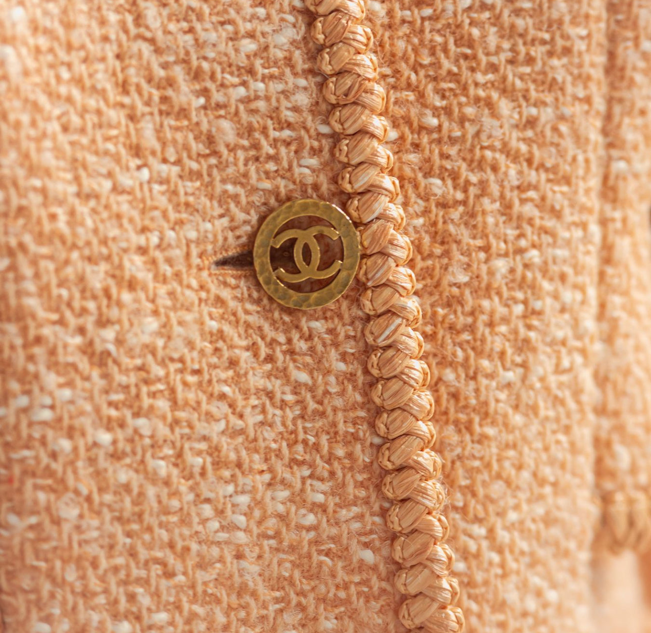 CHANEL - JACKET TWEED PEACH SINGLE-BREASTED WITH GOLD CC BUTTONS SIZE 36 FR