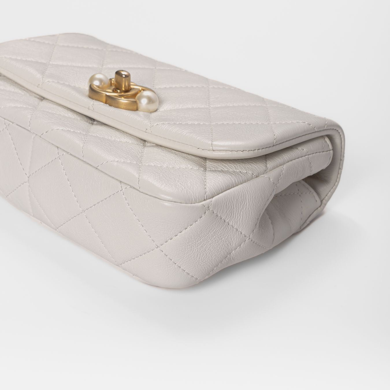 CHANEL - BAG MINI WHITE CALFSKIN CC PEARL FLAP