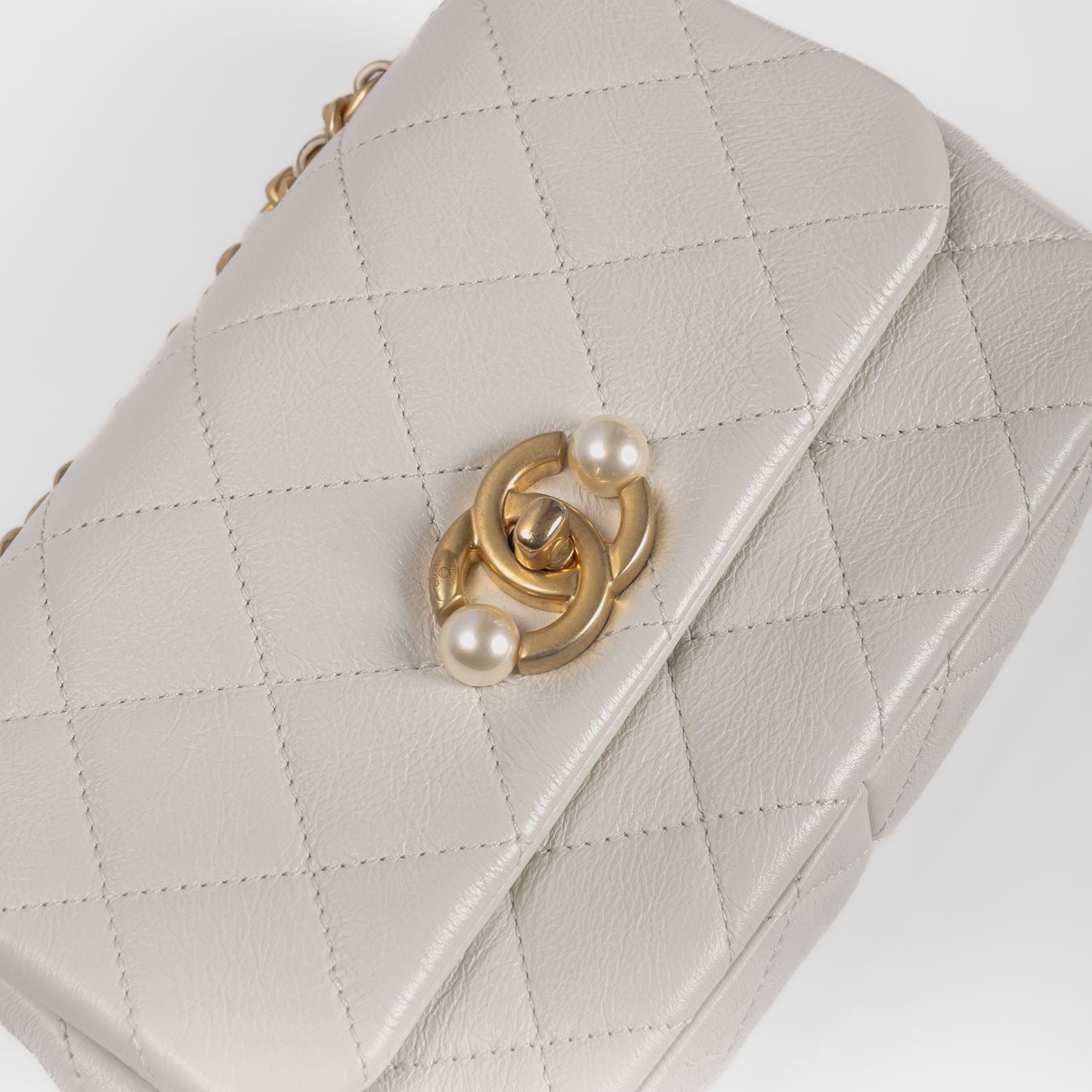 CHANEL - BAG MINI WHITE CALFSKIN CC PEARL FLAP