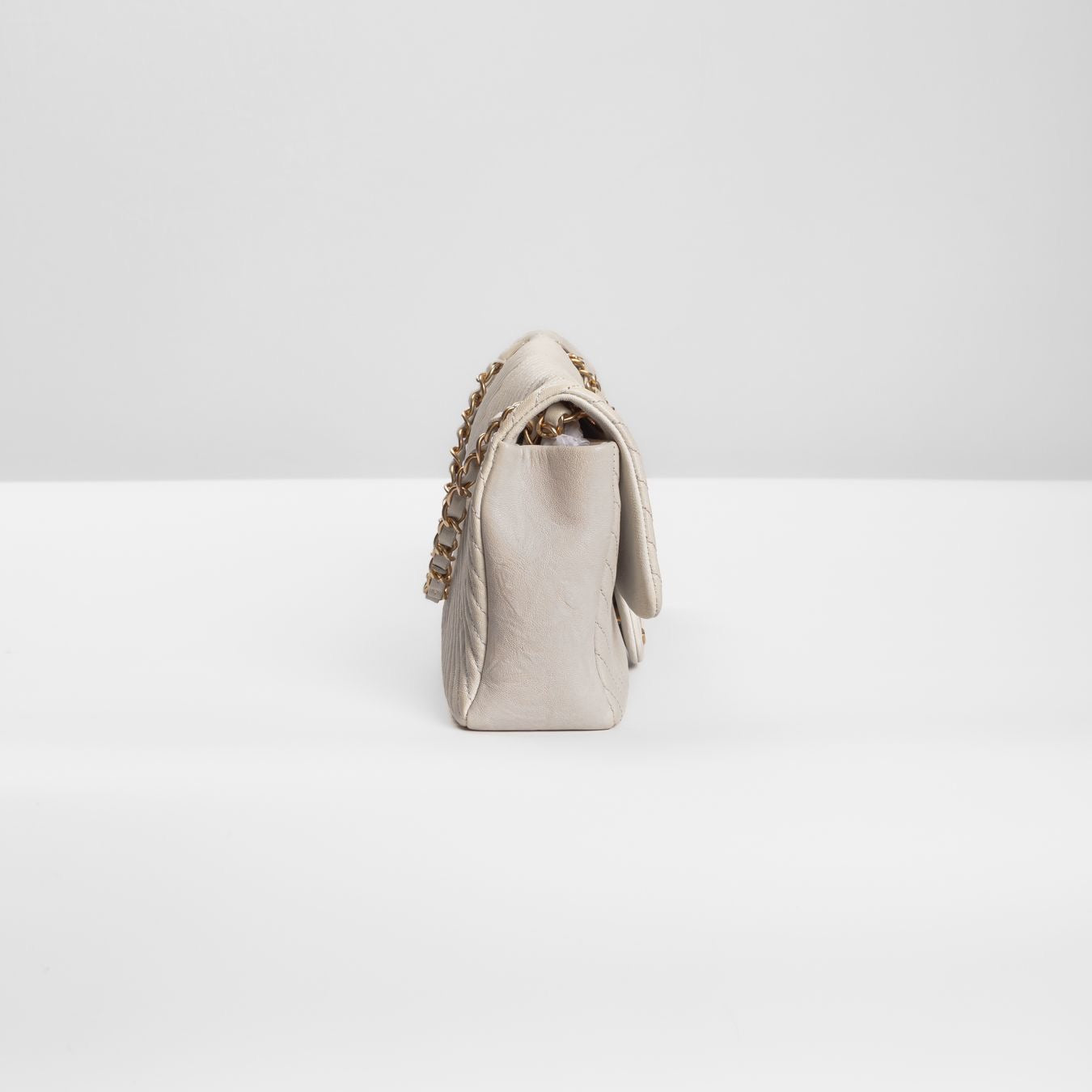 CHANEL - BAG TIMELESS MEDIUM WHITE CALFSKIN SURPIQUÉ CHEVRON GOLD HARDWARE