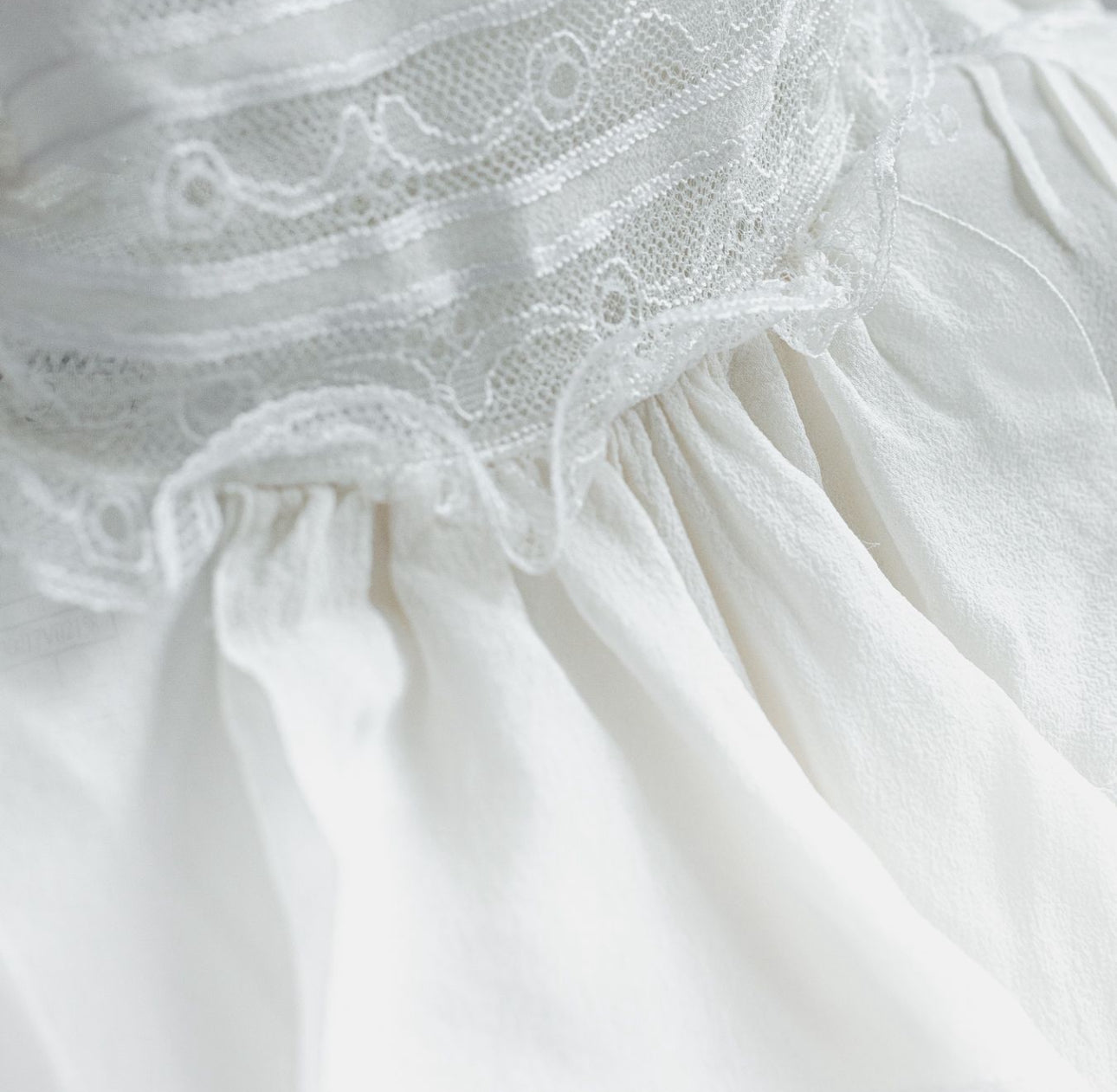 CHANEL - BLOUSE IVORY SLEVELESS HIGH-NECK LACE SIZE 36 FR
