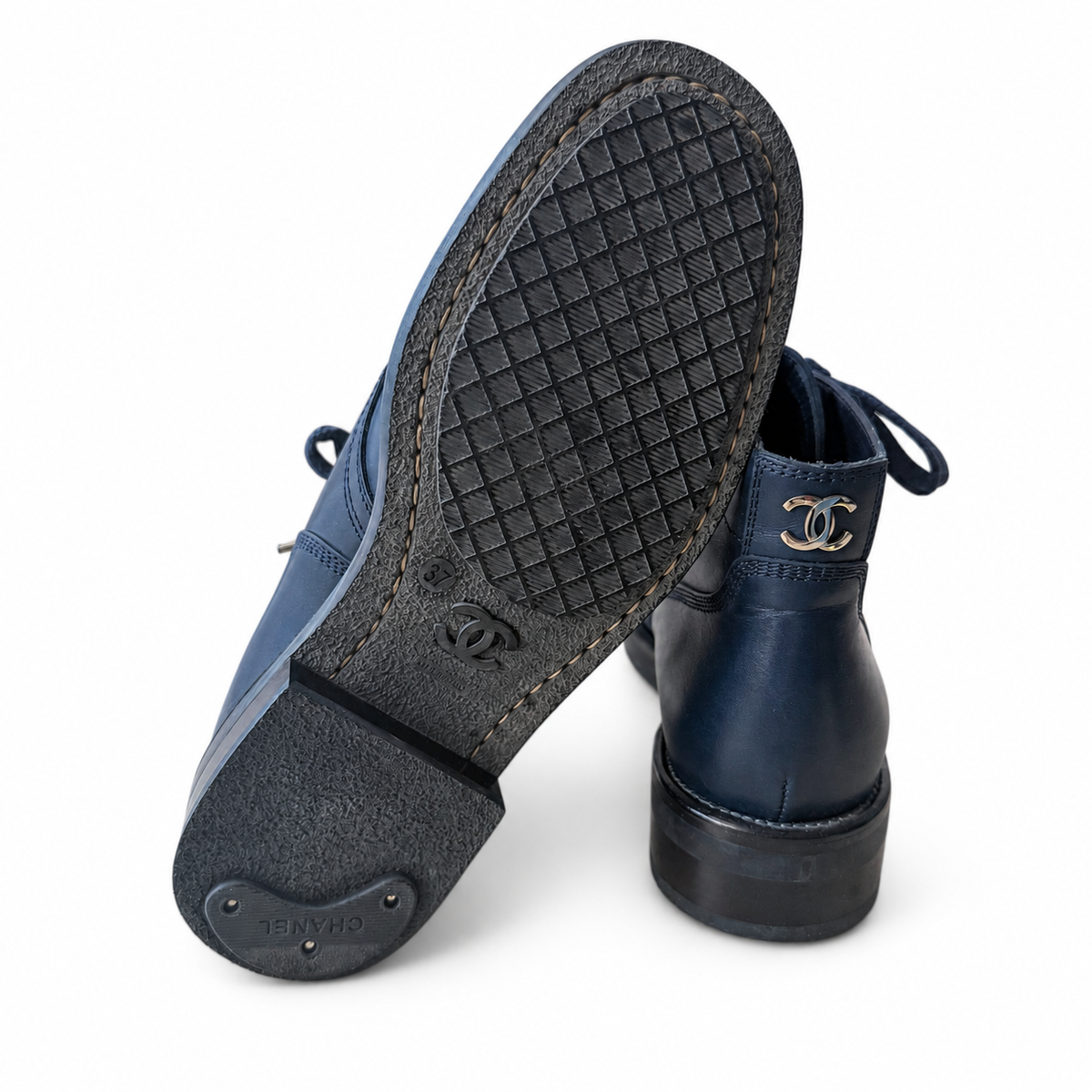 CHANEL - ANKLE BOOTS NAVY BLUE LEATHER LACE-UP WITH SILVER-TONE HARDWARE CC LOGO SIZE 37 EU