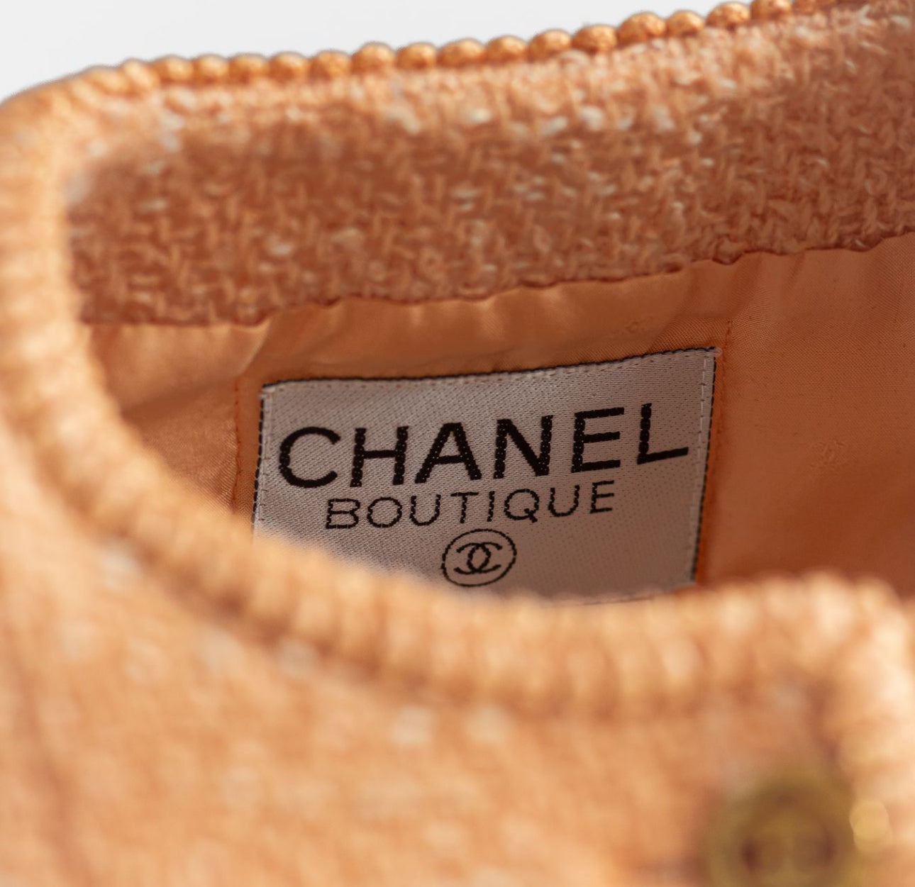 CHANEL - JACKET TWEED PEACH SINGLE-BREASTED WITH GOLD CC BUTTONS SIZE 36 FR