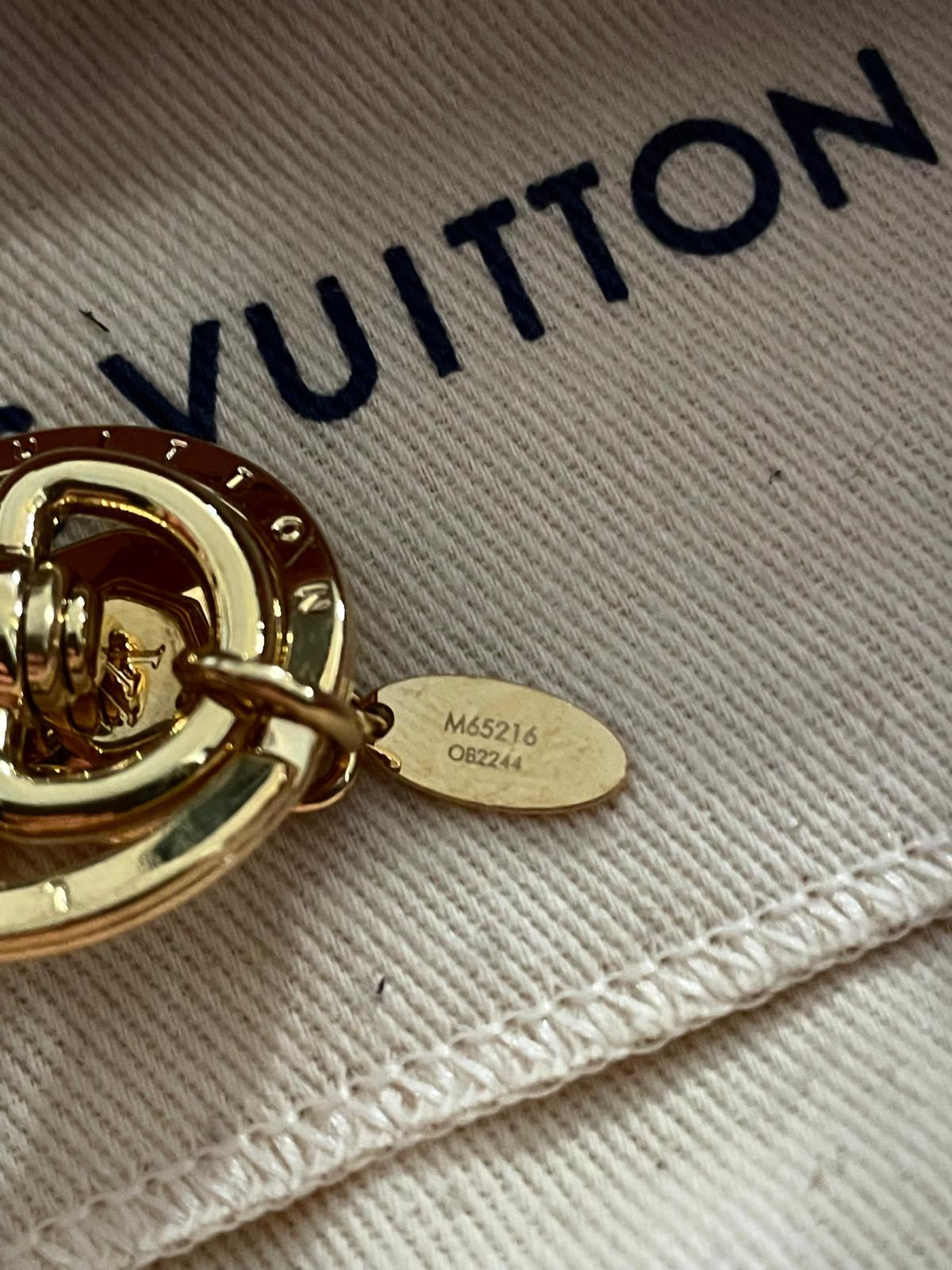LOUIS VUITTON - CHARM MONOGRAM LV GOLD TONE