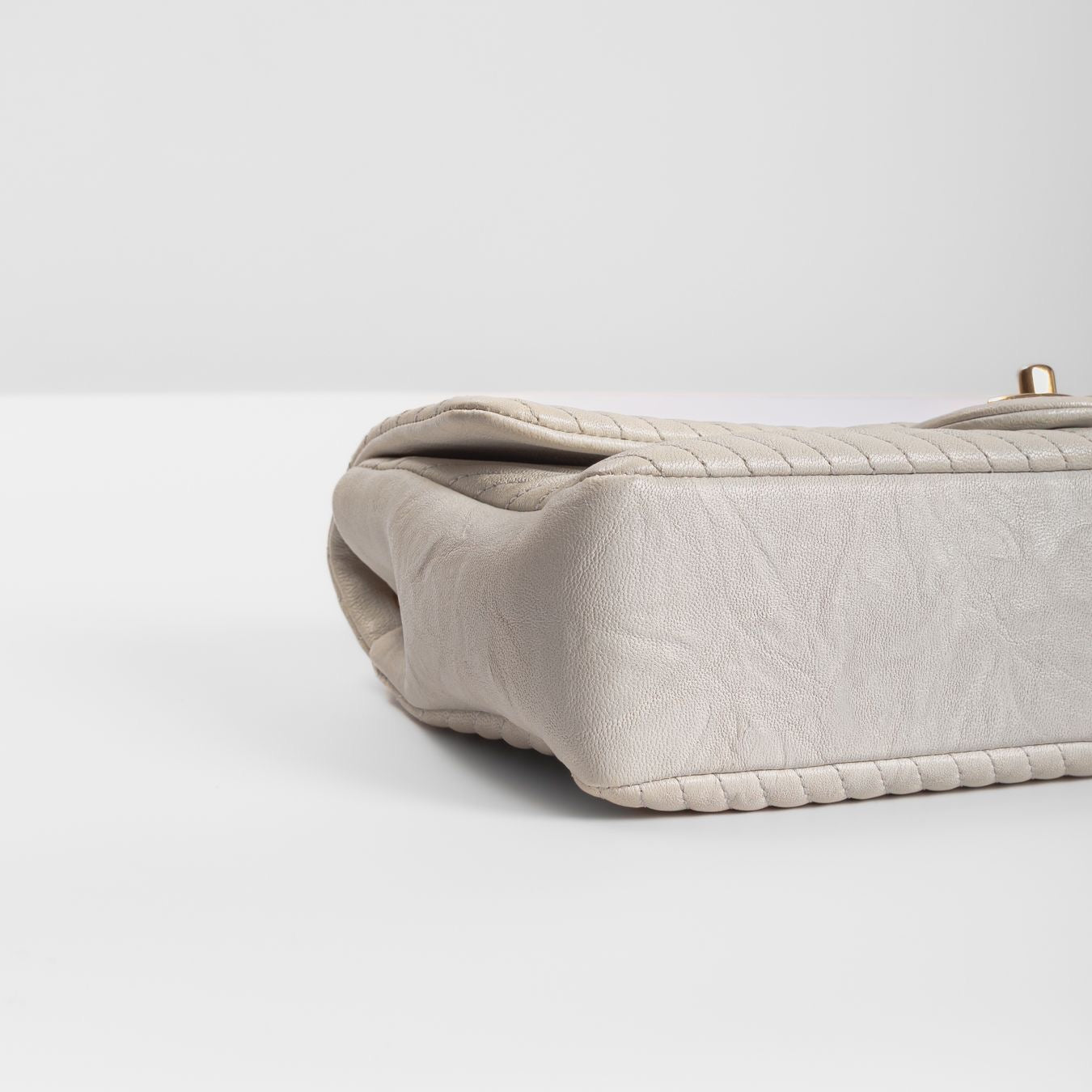 CHANEL - BAG TIMELESS MEDIUM WHITE CALFSKIN SURPIQUÉ CHEVRON GOLD HARDWARE