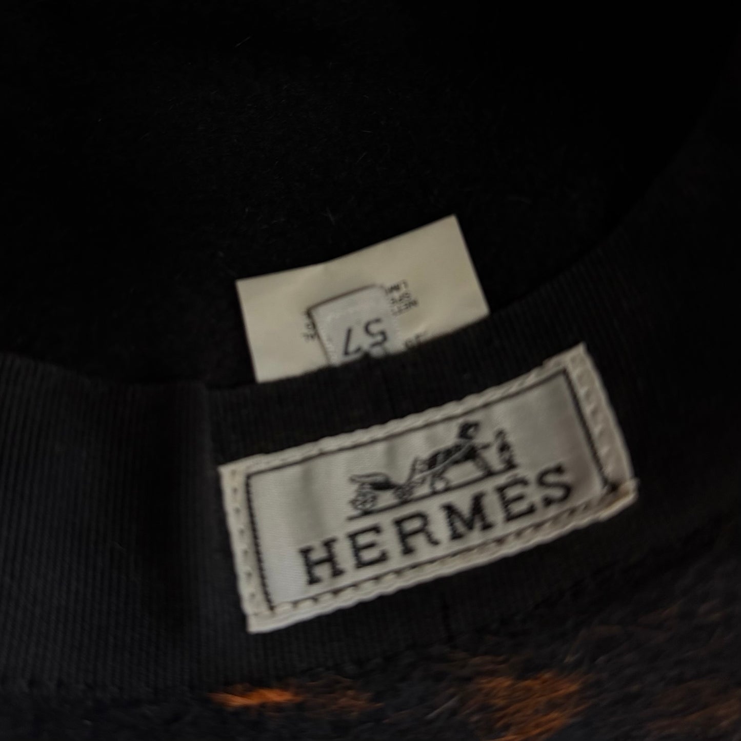 HERMÈS - HAT FELT BLACK ORANGE DETAILS SIZE 57