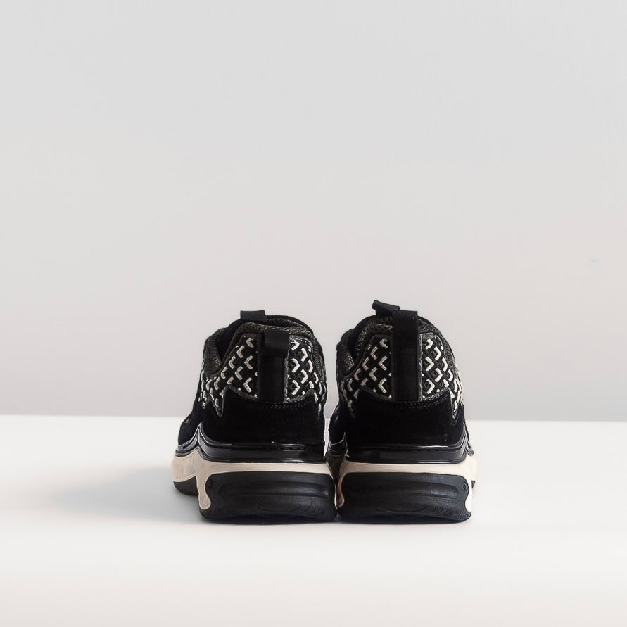 CHANEL - *BRAND NEW* SNEAKERS CALFSKIN EMBROIDERED CC SIZE 39 EU