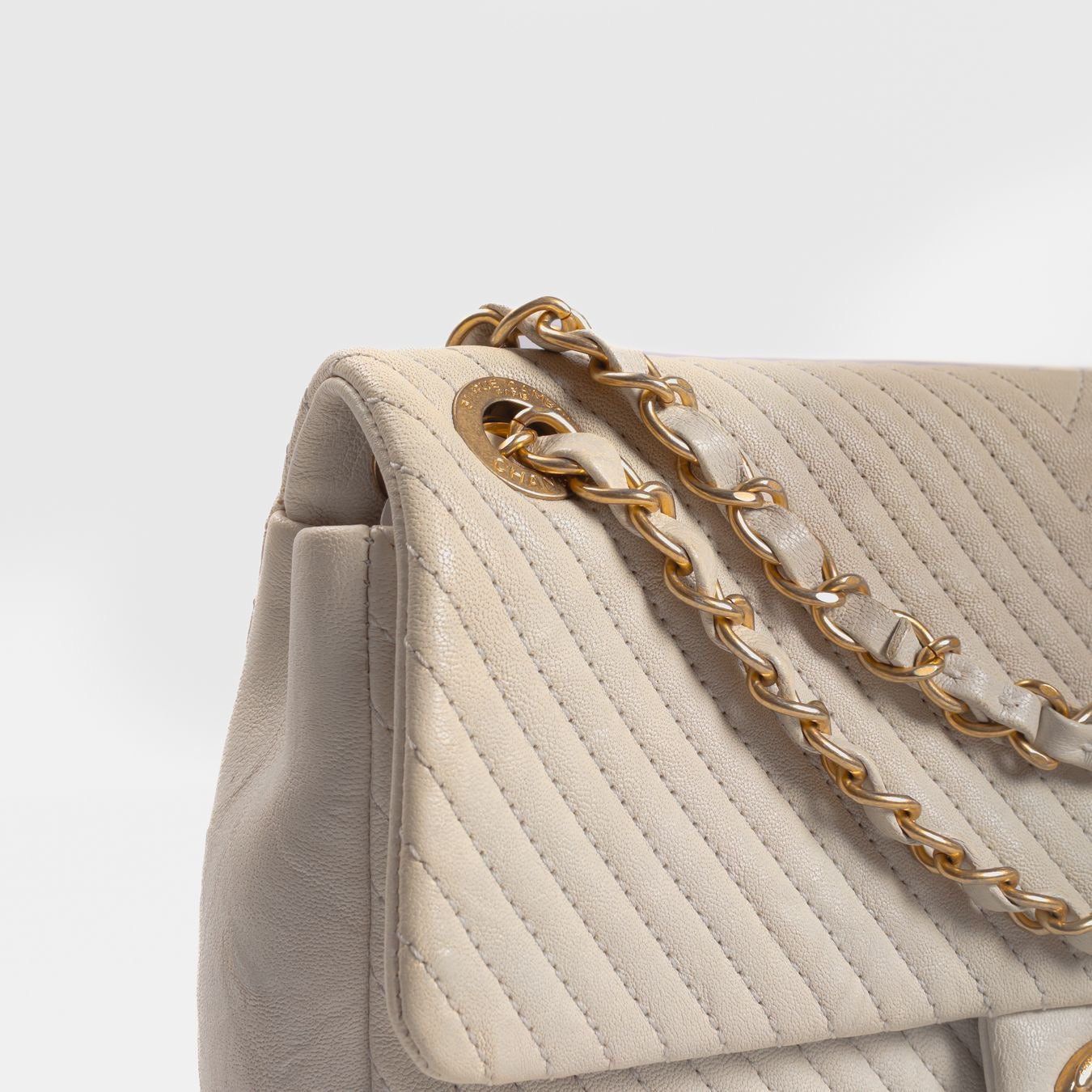 CHANEL - BAG TIMELESS MEDIUM WHITE CALFSKIN SURPIQUÉ CHEVRON GOLD HARDWARE