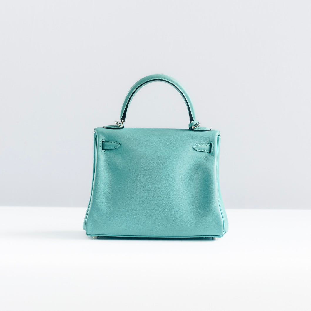 HERMÈS - KELLY 25 BAG IN BLUE ATOLL SWIFT LEATHER WITH PALLADIUM HARDWARE