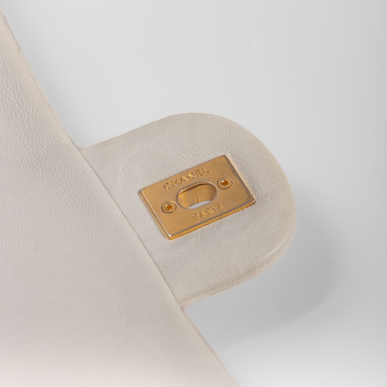 CHANEL - BAG TIMELESS MEDIUM WHITE CALFSKIN SURPIQUÉ CHEVRON GOLD HARDWARE