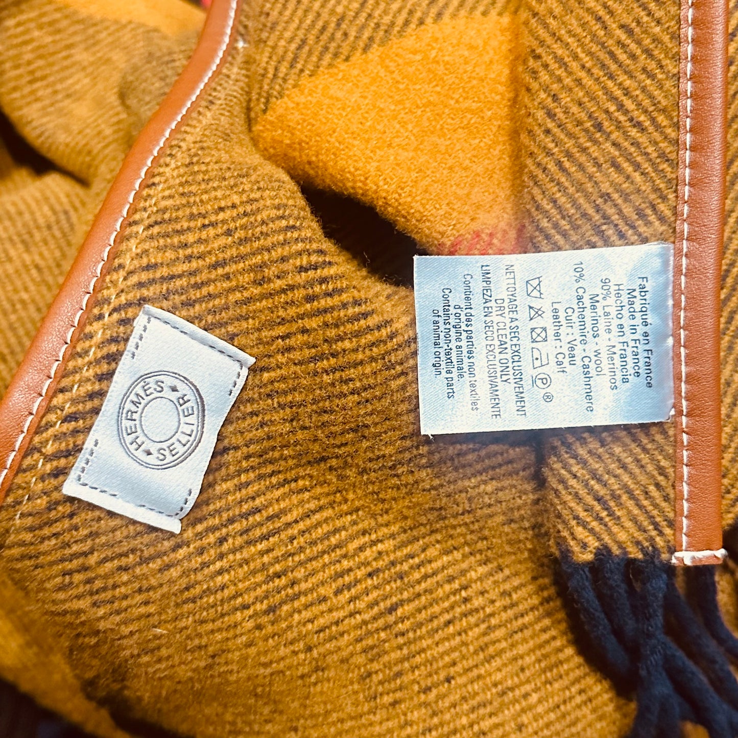 HERMÈS - PONCHO ROCOBAR WRAP ORANGE WITH LEATHER TRIM