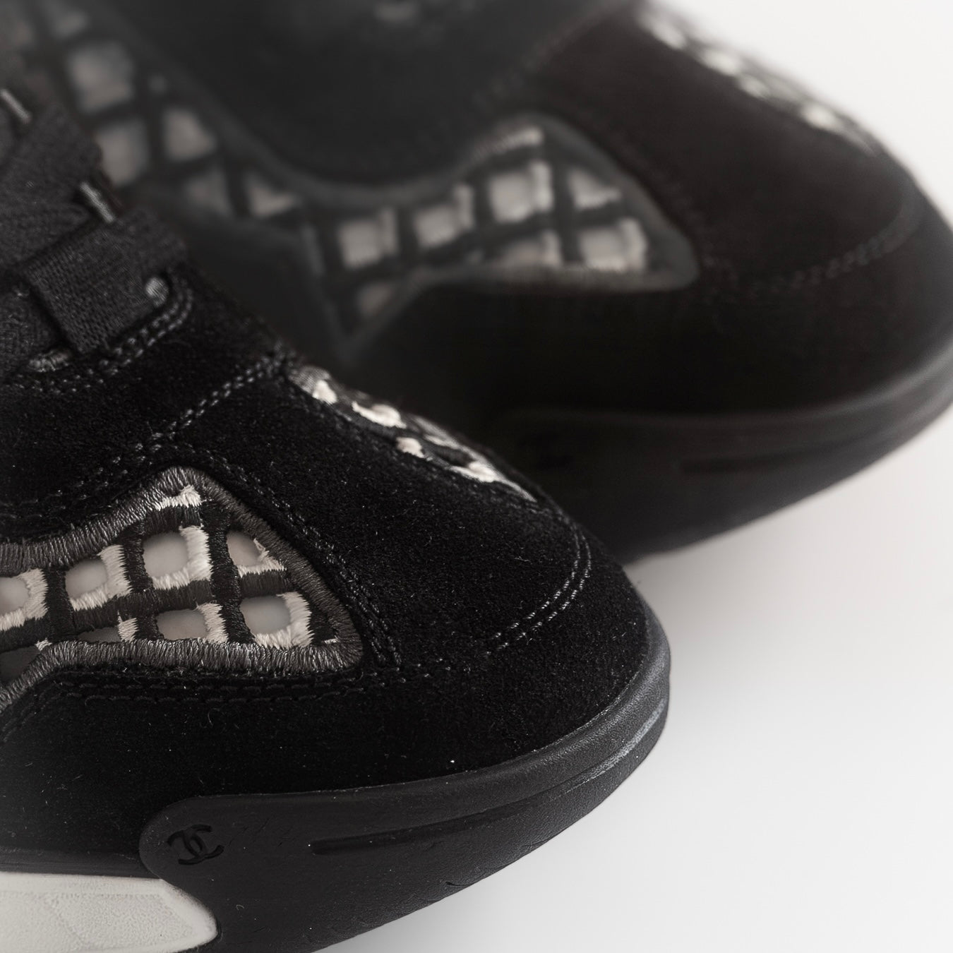 CHANEL - *BRAND NEW* SNEAKERS CALFSKIN EMBROIDERED CC SIZE 39 EU