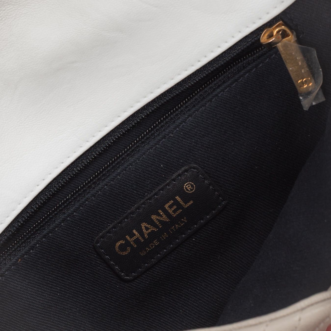 CHANEL - BAG TIMELESS MEDIUM WHITE CALFSKIN SURPIQUÉ CHEVRON GOLD HARDWARE
