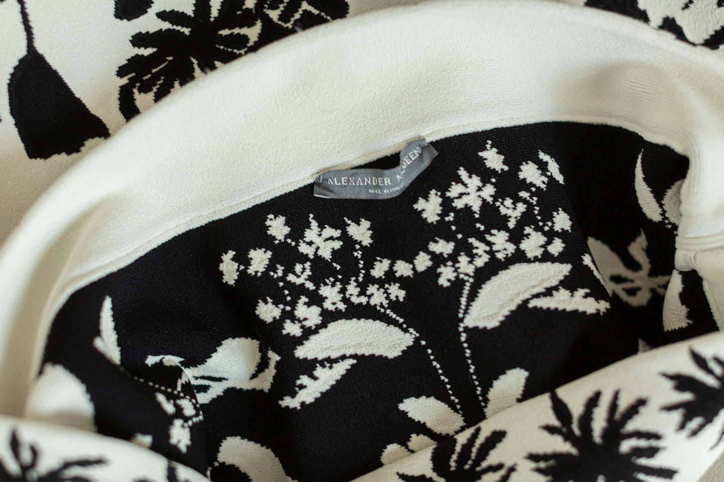 ALEXANDER MCQUEEN – SET BOMBER JACKET AND SKIRT IVORY AND BLACK FLORAL KNIT SIZE L