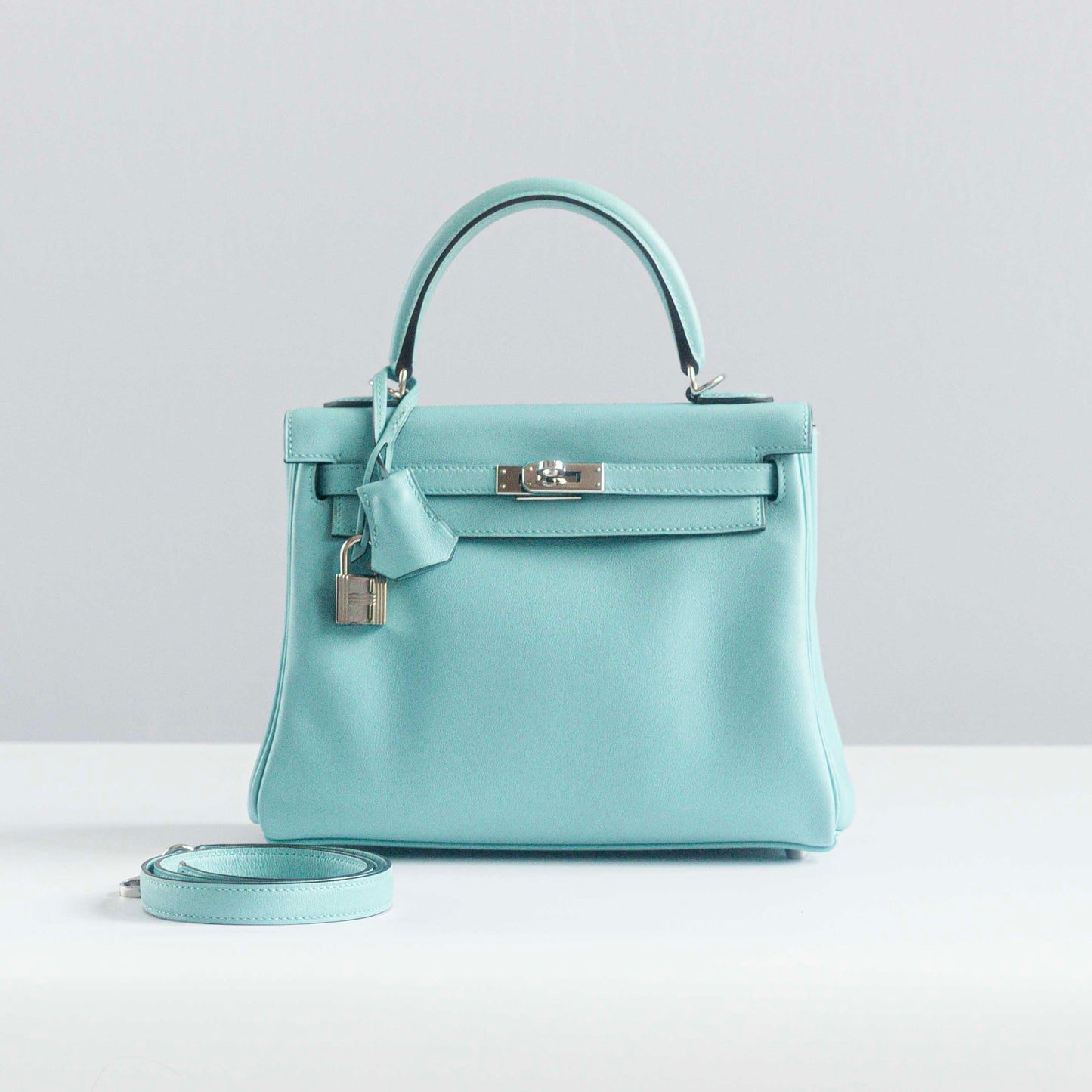 HERMÈS - KELLY 25 BAG IN BLUE ATOLL SWIFT LEATHER WITH PALLADIUM HARDWARE