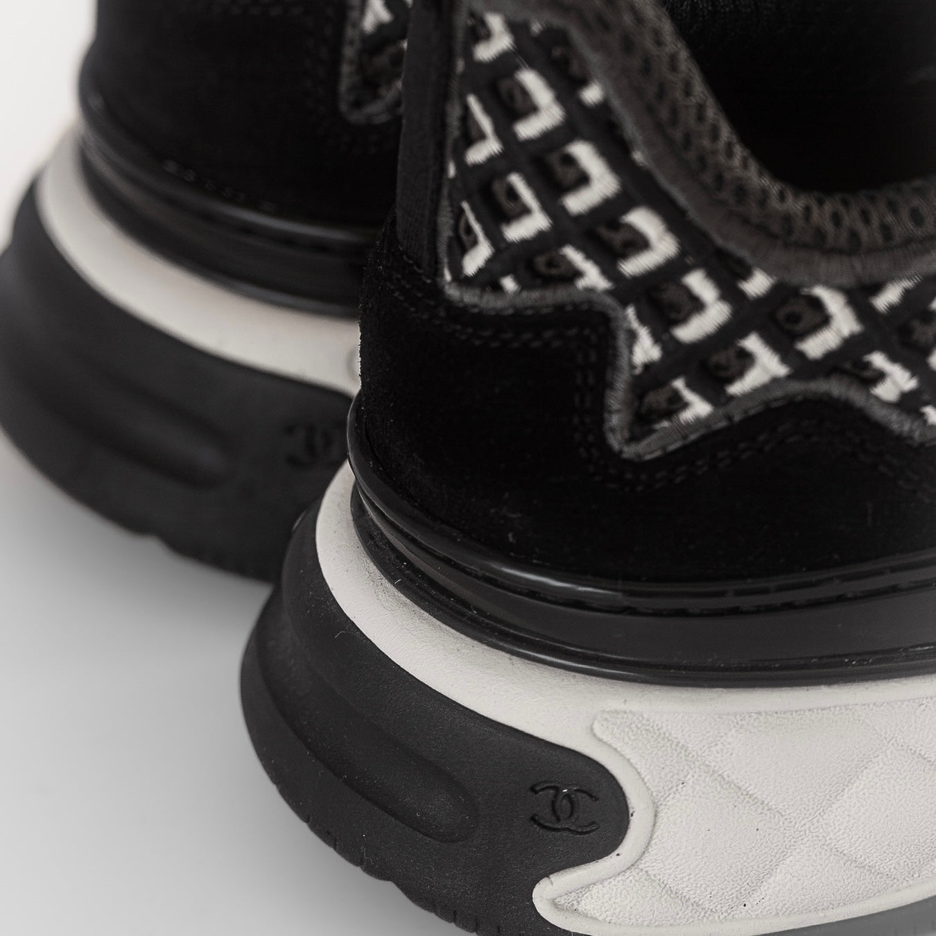 CHANEL - *BRAND NEW* SNEAKERS CALFSKIN EMBROIDERED CC SIZE 39 EU