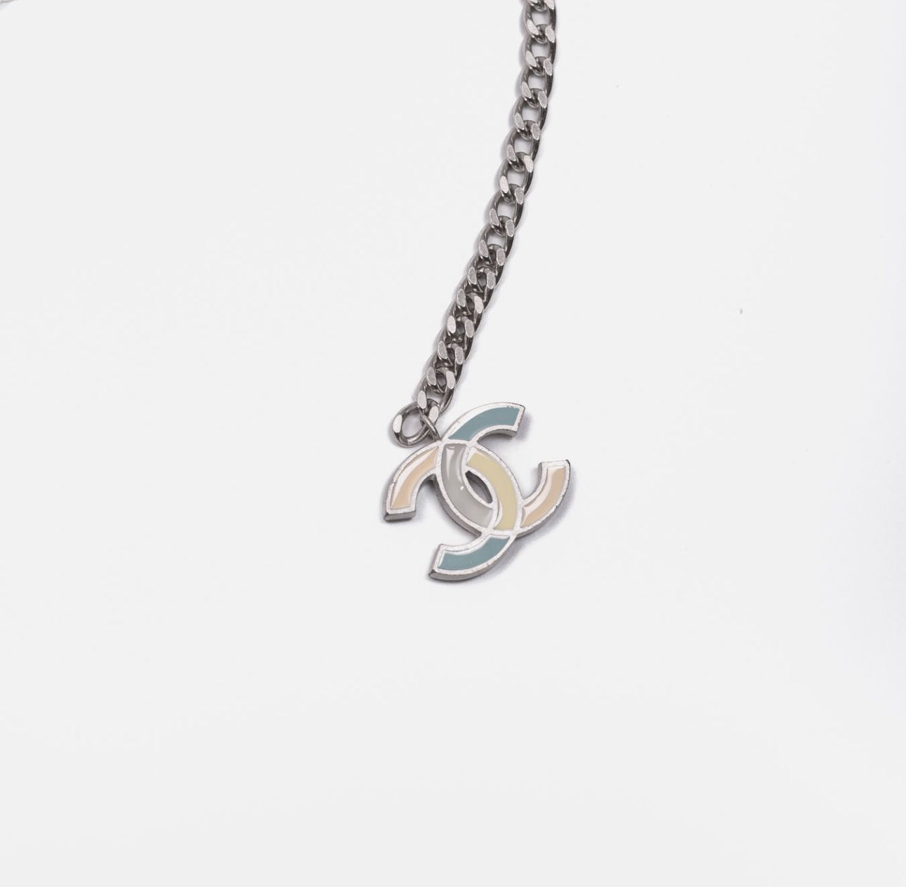 CHANEL - BELT CHAON SILVER-TONE MULTICOLOR ENAMEL CC CHARM