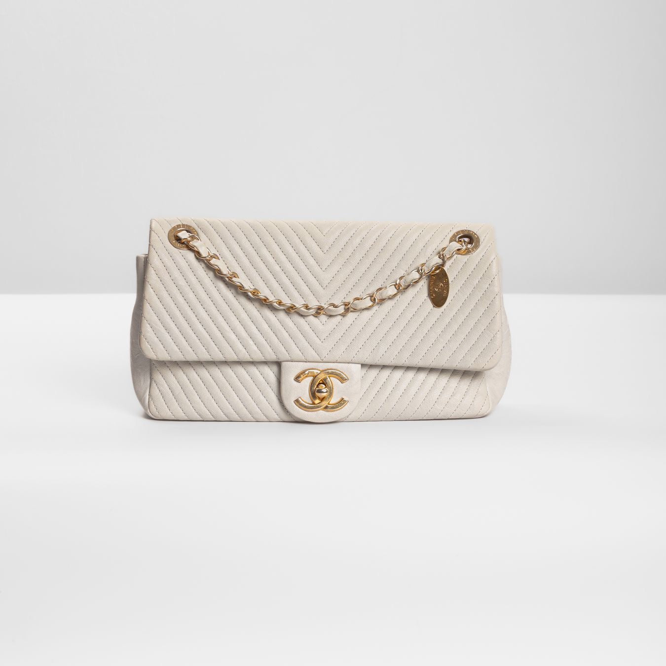 CHANEL - BAG TIMELESS MEDIUM WHITE CALFSKIN SURPIQUÉ CHEVRON GOLD HARDWARE
