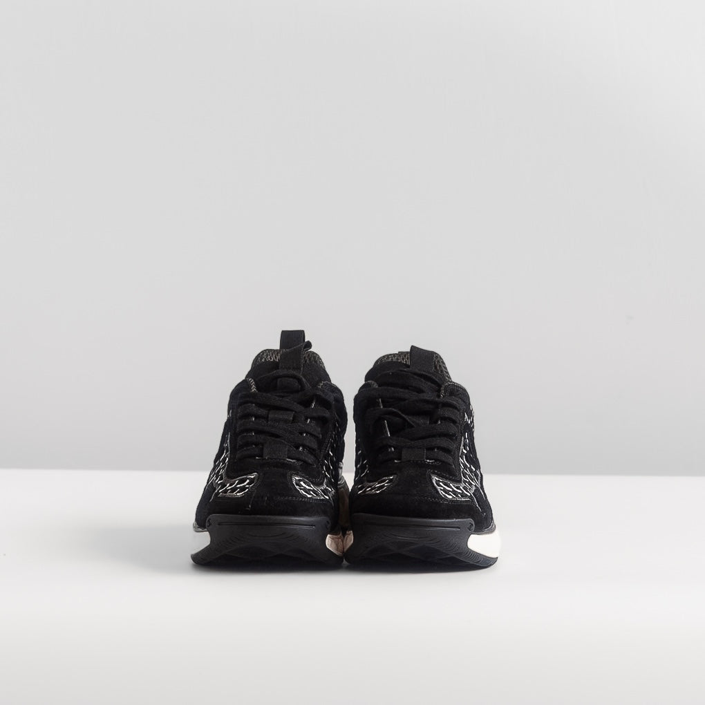 CHANEL - *BRAND NEW* SNEAKERS CALFSKIN EMBROIDERED CC SIZE 39 EU