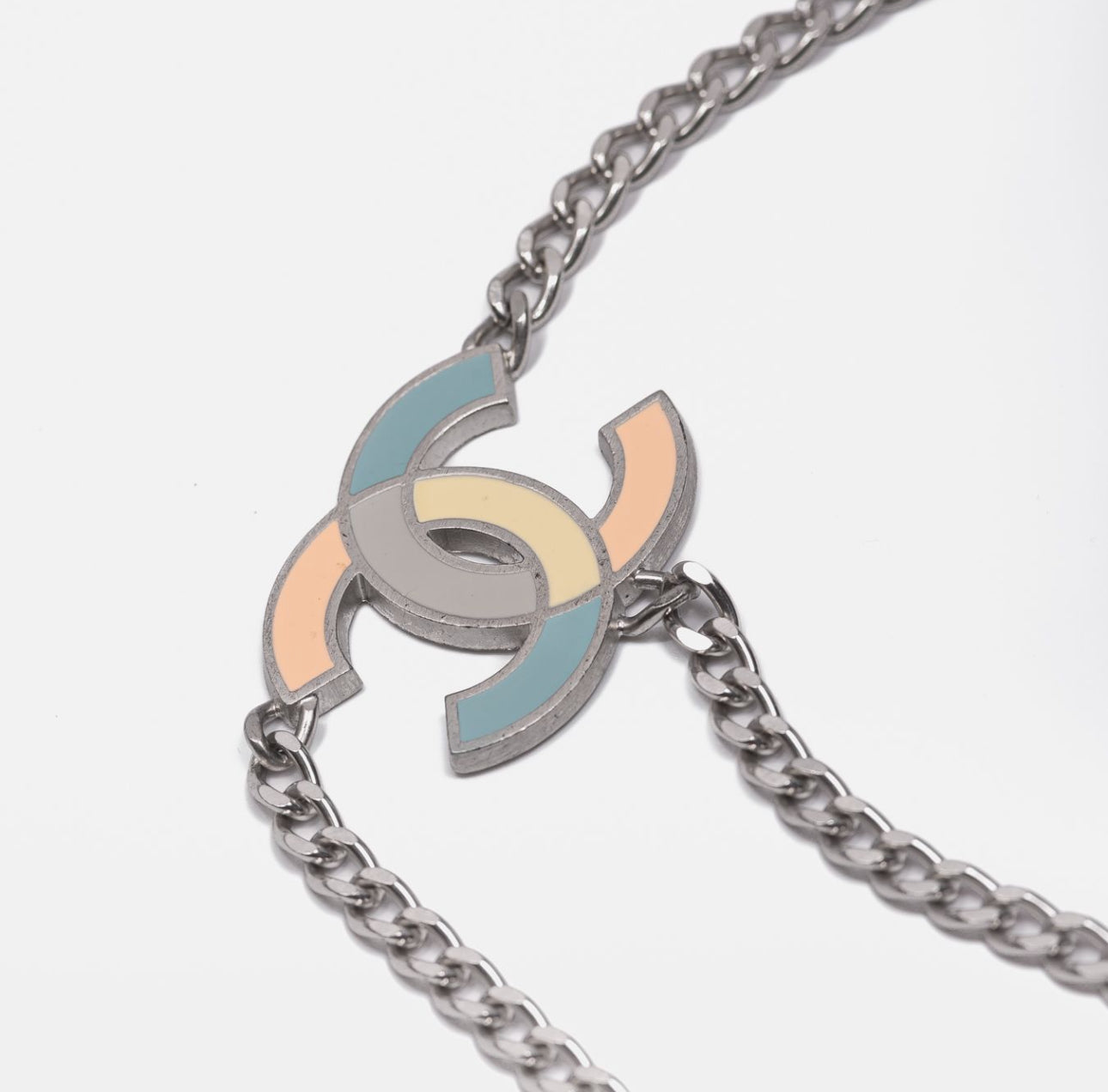 CHANEL - BELT CHAON SILVER-TONE MULTICOLOR ENAMEL CC CHARM
