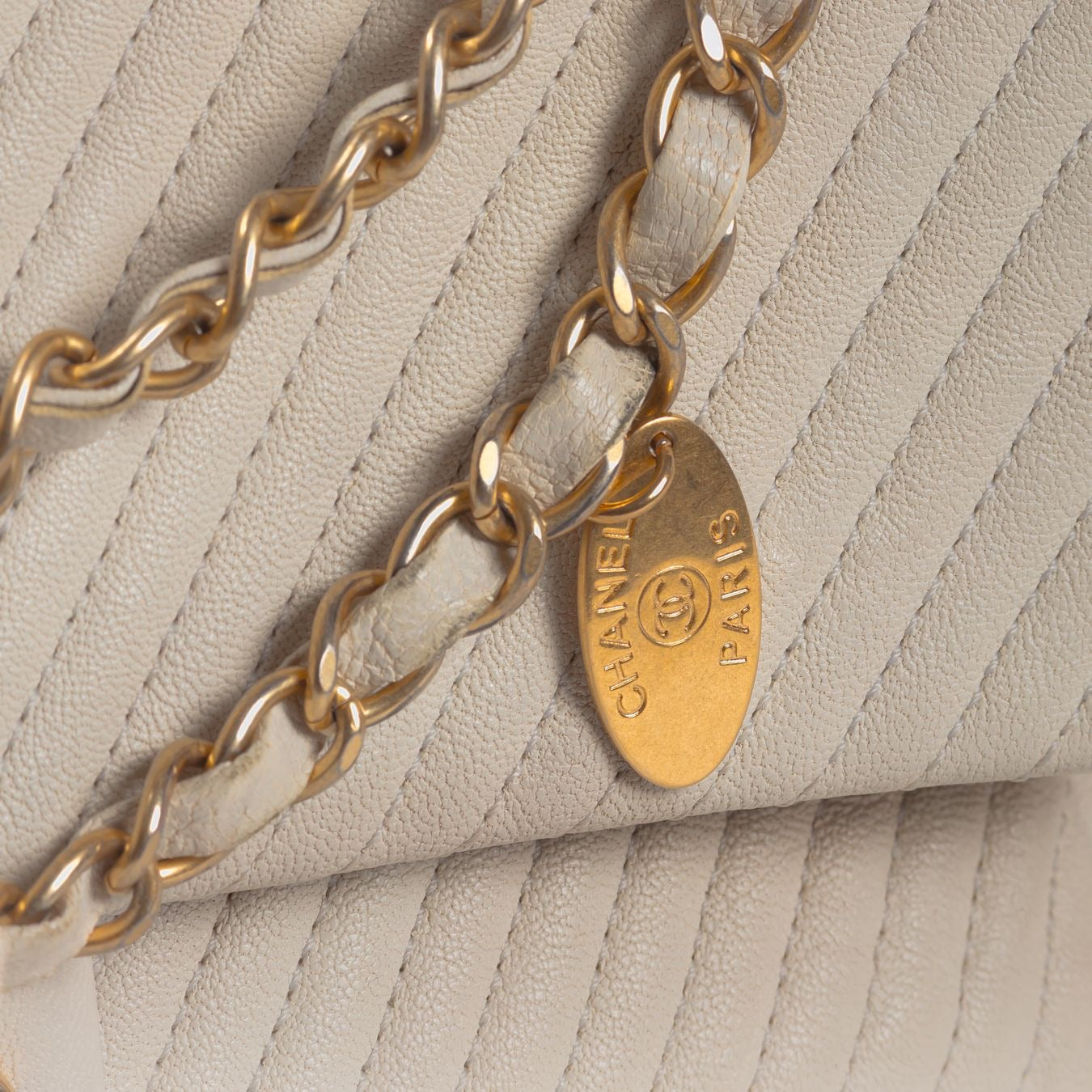 CHANEL - BAG TIMELESS MEDIUM WHITE CALFSKIN SURPIQUÉ CHEVRON GOLD HARDWARE