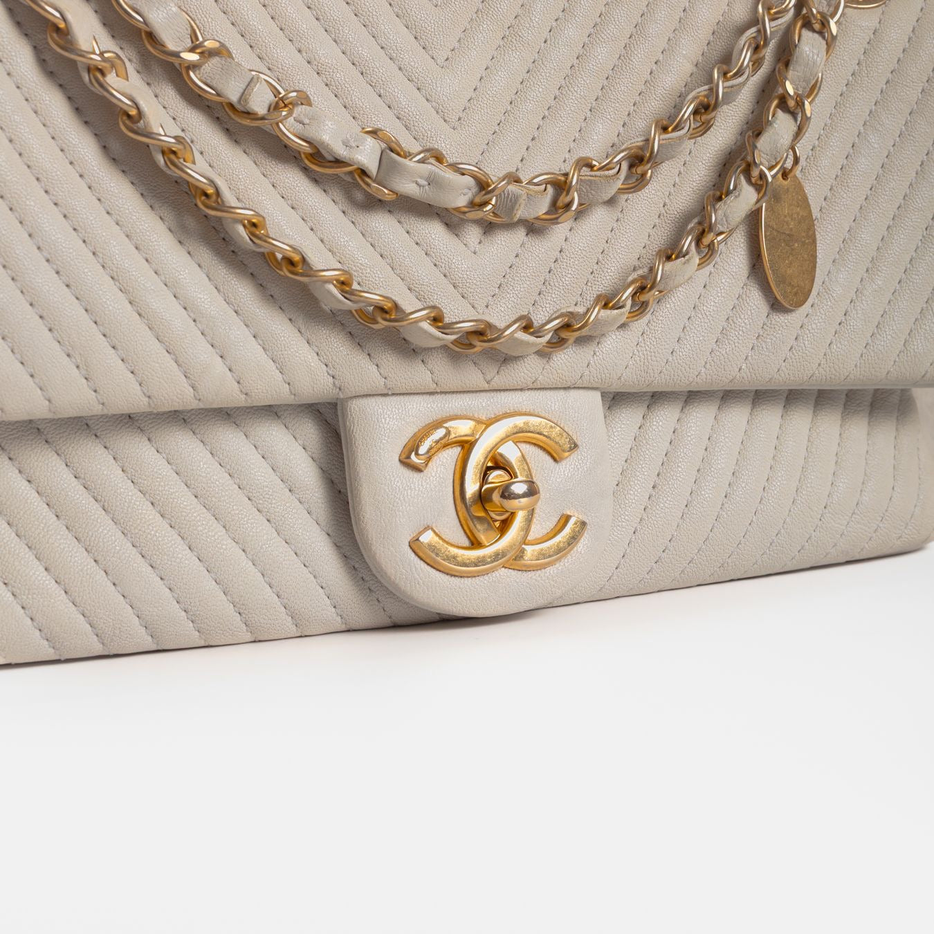 CHANEL - BAG TIMELESS MEDIUM WHITE CALFSKIN SURPIQUÉ CHEVRON GOLD HARDWARE