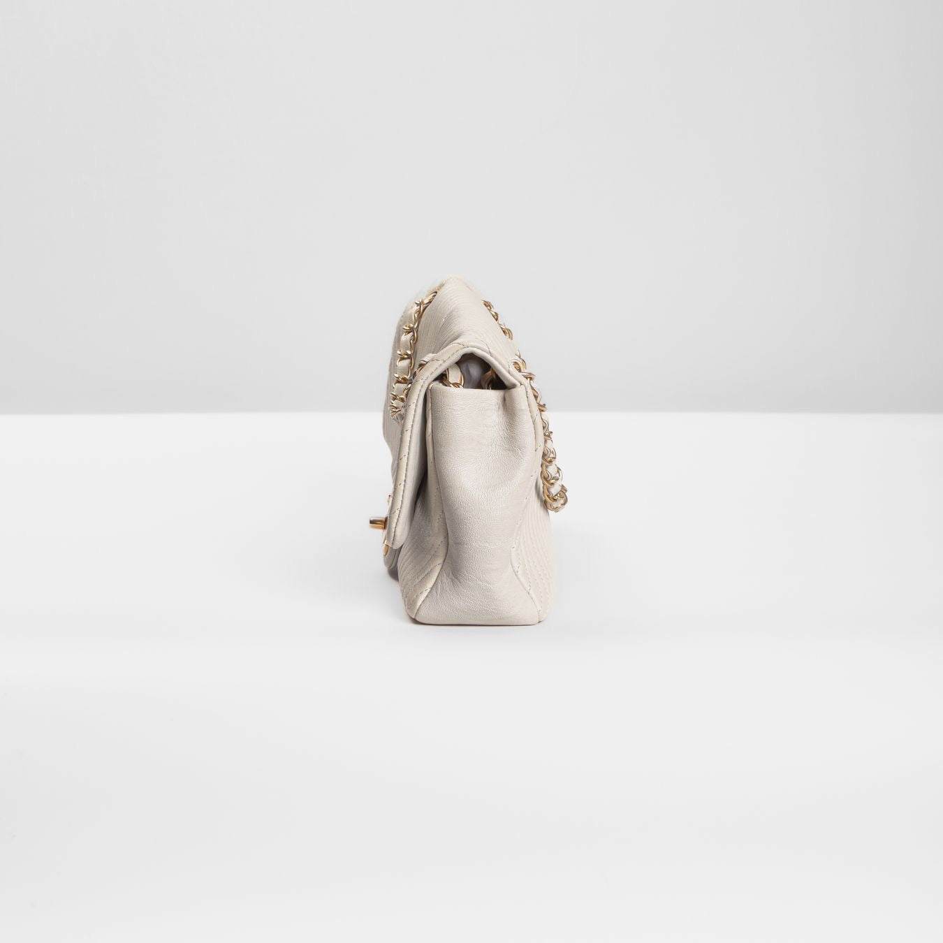 CHANEL - BAG TIMELESS MEDIUM WHITE CALFSKIN SURPIQUÉ CHEVRON GOLD HARDWARE