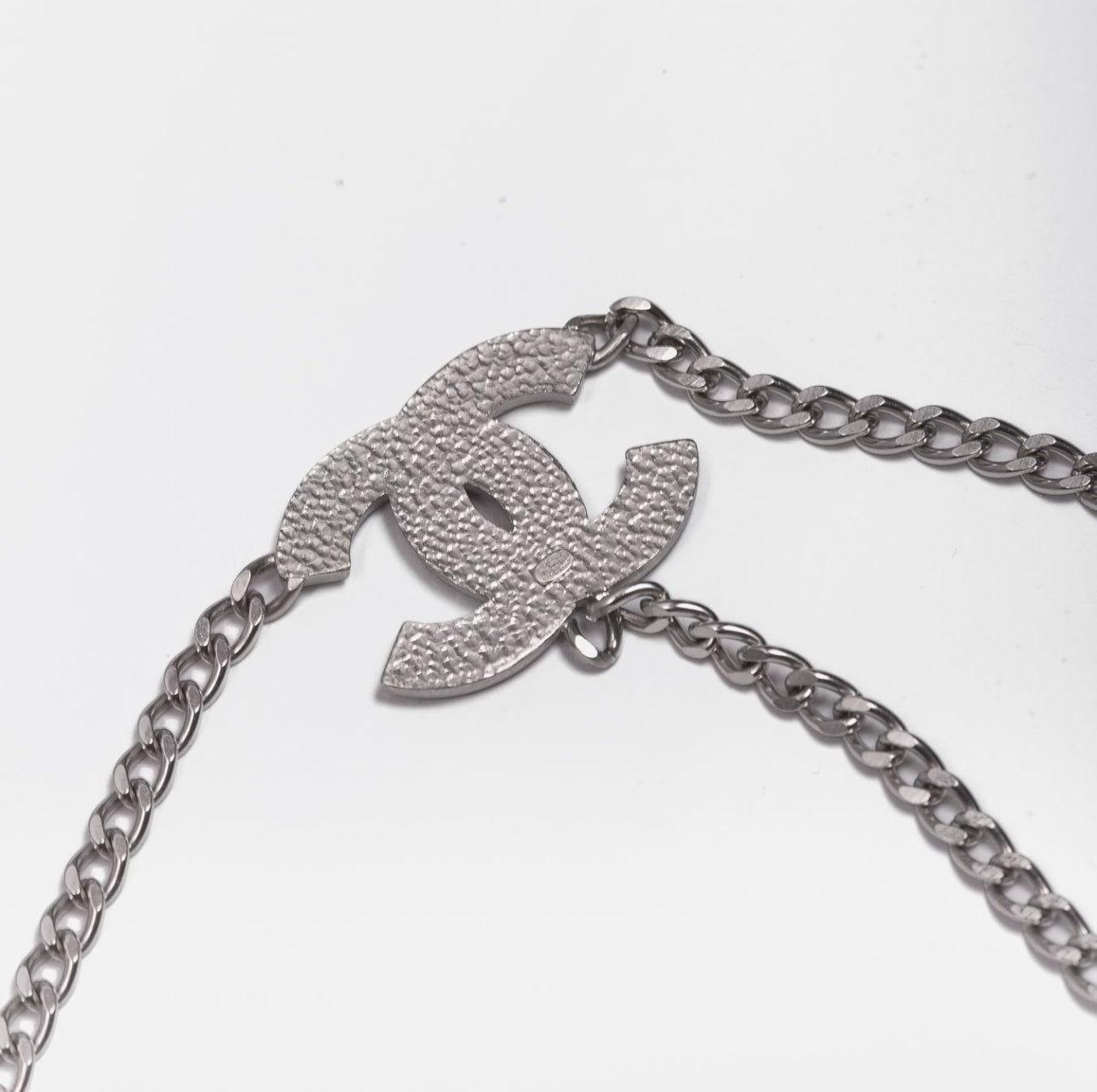 CHANEL - BELT CHAON SILVER-TONE MULTICOLOR ENAMEL CC CHARM