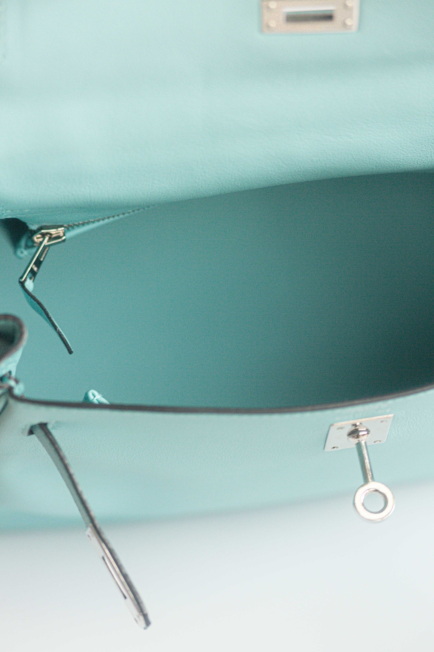 HERMÈS - KELLY 25 BAG IN BLUE ATOLL SWIFT LEATHER WITH PALLADIUM HARDWARE