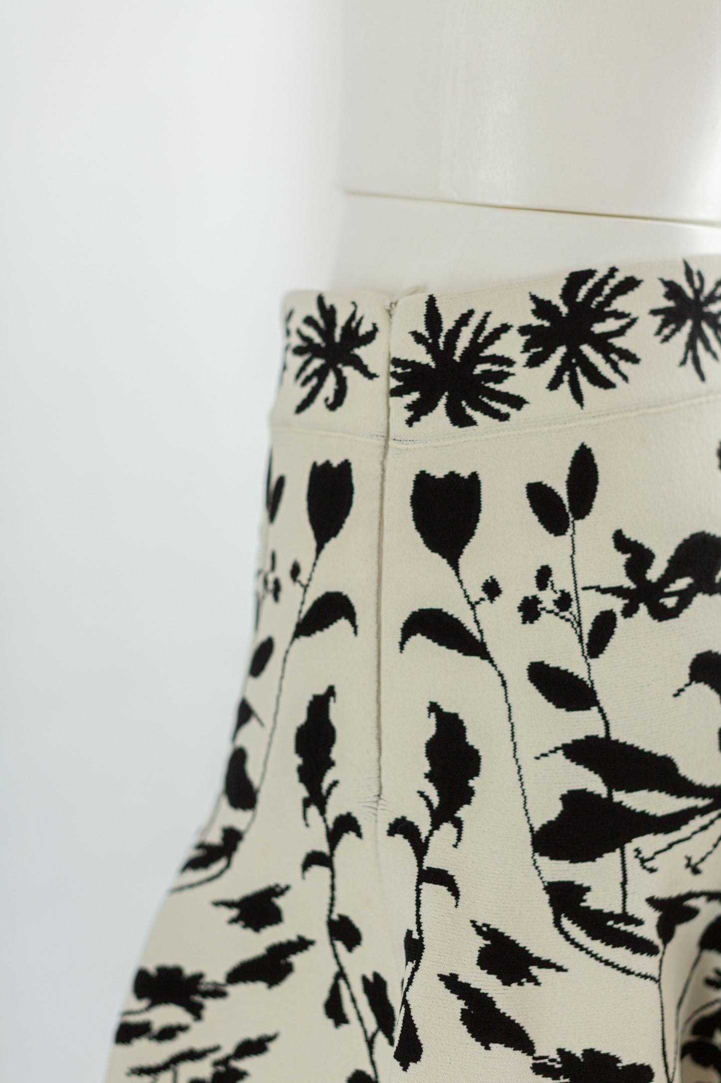 ALEXANDER MCQUEEN – SET BOMBER JACKET AND SKIRT IVORY AND BLACK FLORAL KNIT SIZE L