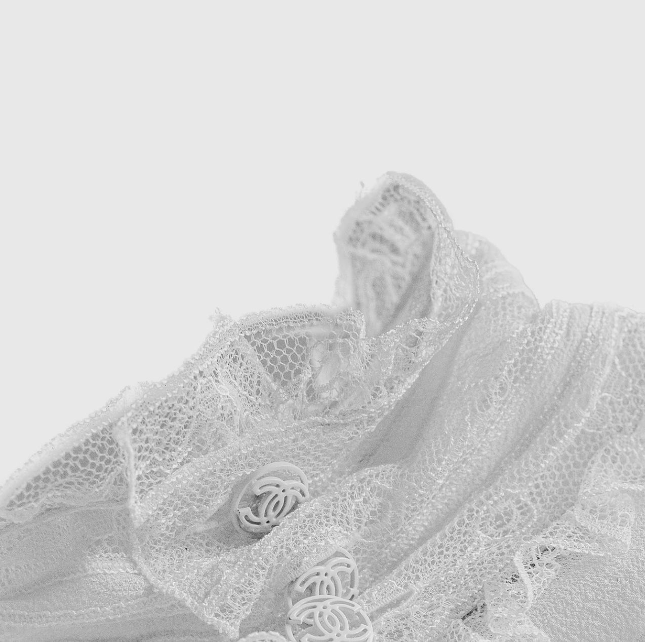 CHANEL - BLOUSE IVORY SLEVELESS HIGH-NECK LACE SIZE 36 FR