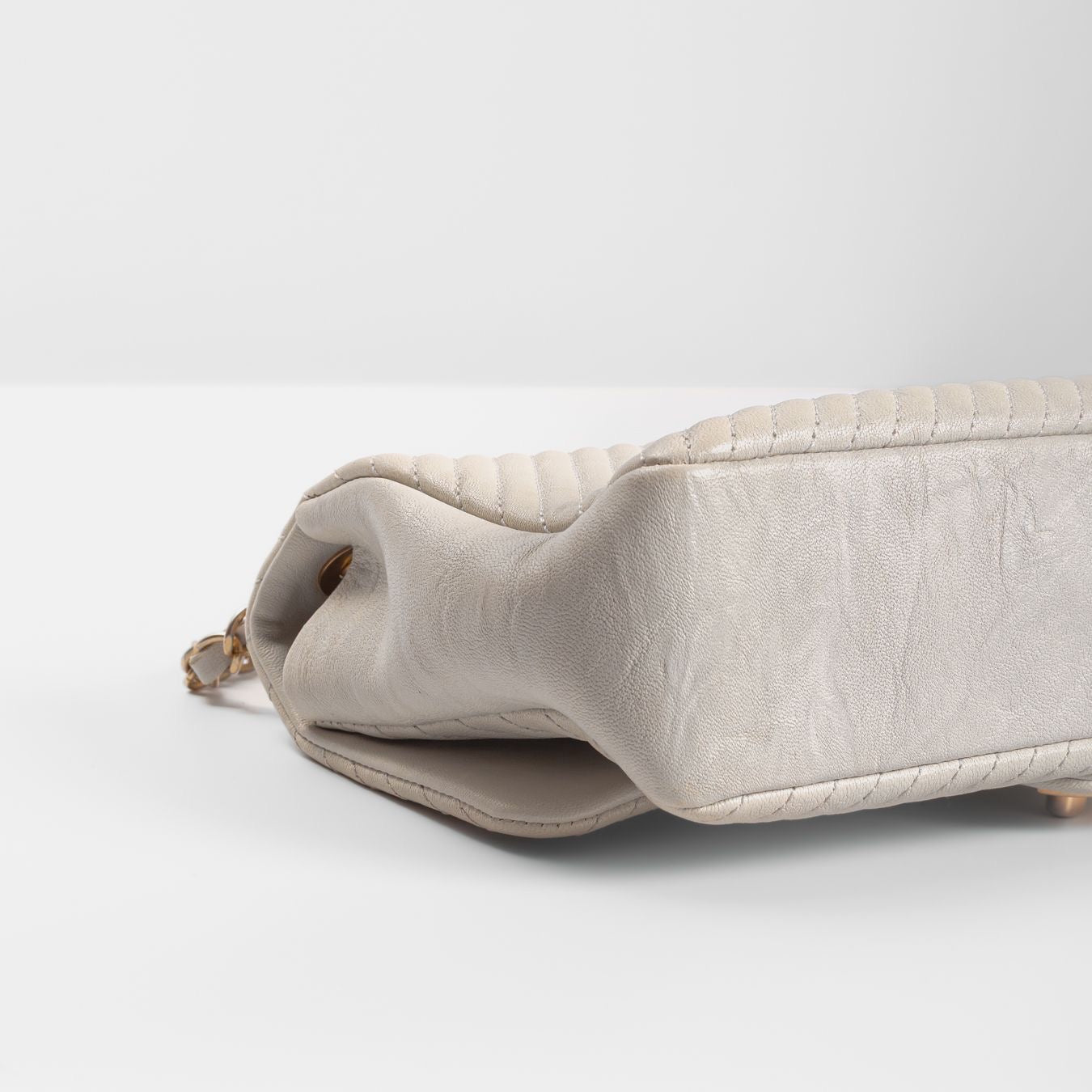 CHANEL - BAG TIMELESS MEDIUM WHITE CALFSKIN SURPIQUÉ CHEVRON GOLD HARDWARE