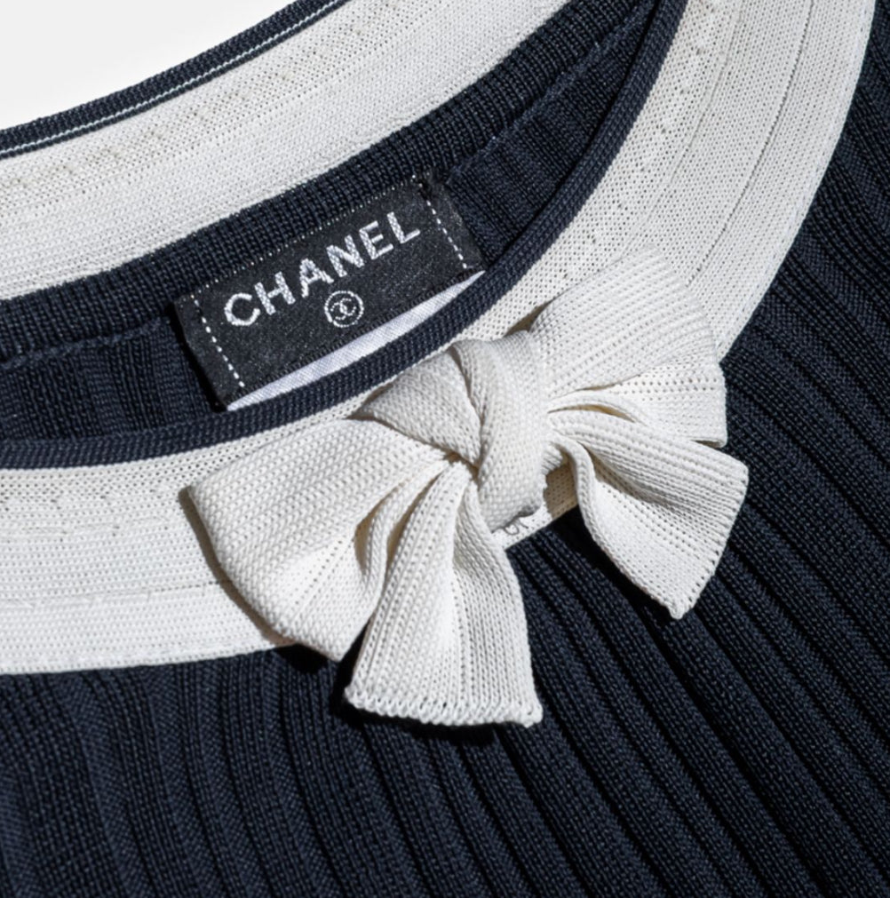 CHANEL - DRESS LONG NAVY AND WHITE RIBBED PLEATED KNIT SIZE 38 FR