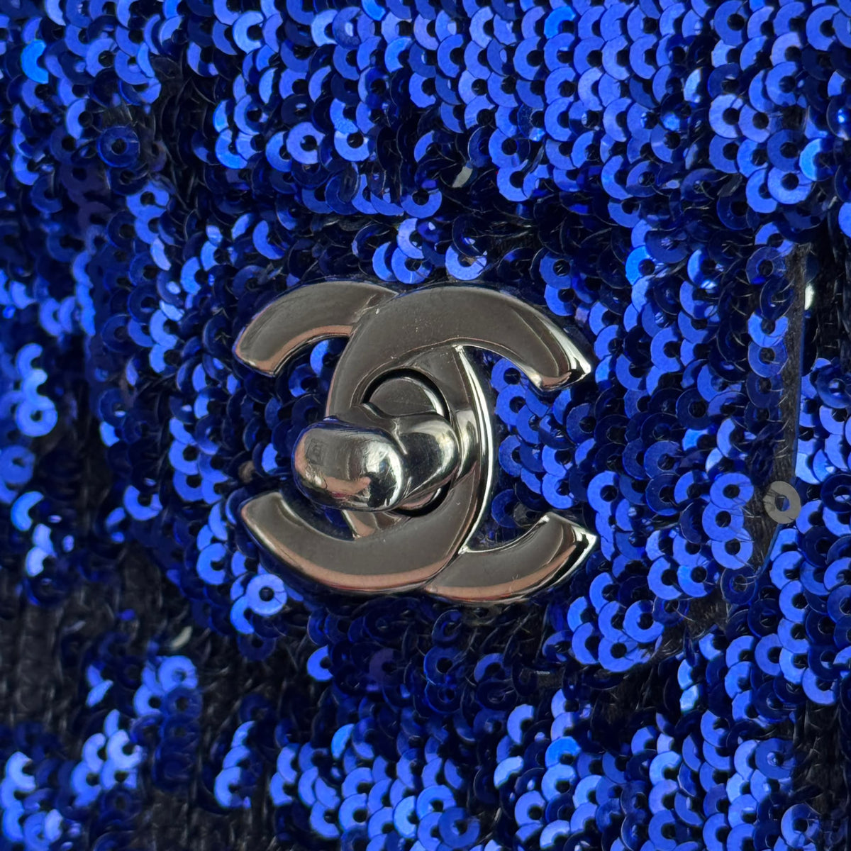 CHANEL - BAG CLASSIC SINGLE FLAP IN BLUE SEQUINS WITH SILVER TONE HARDWARE