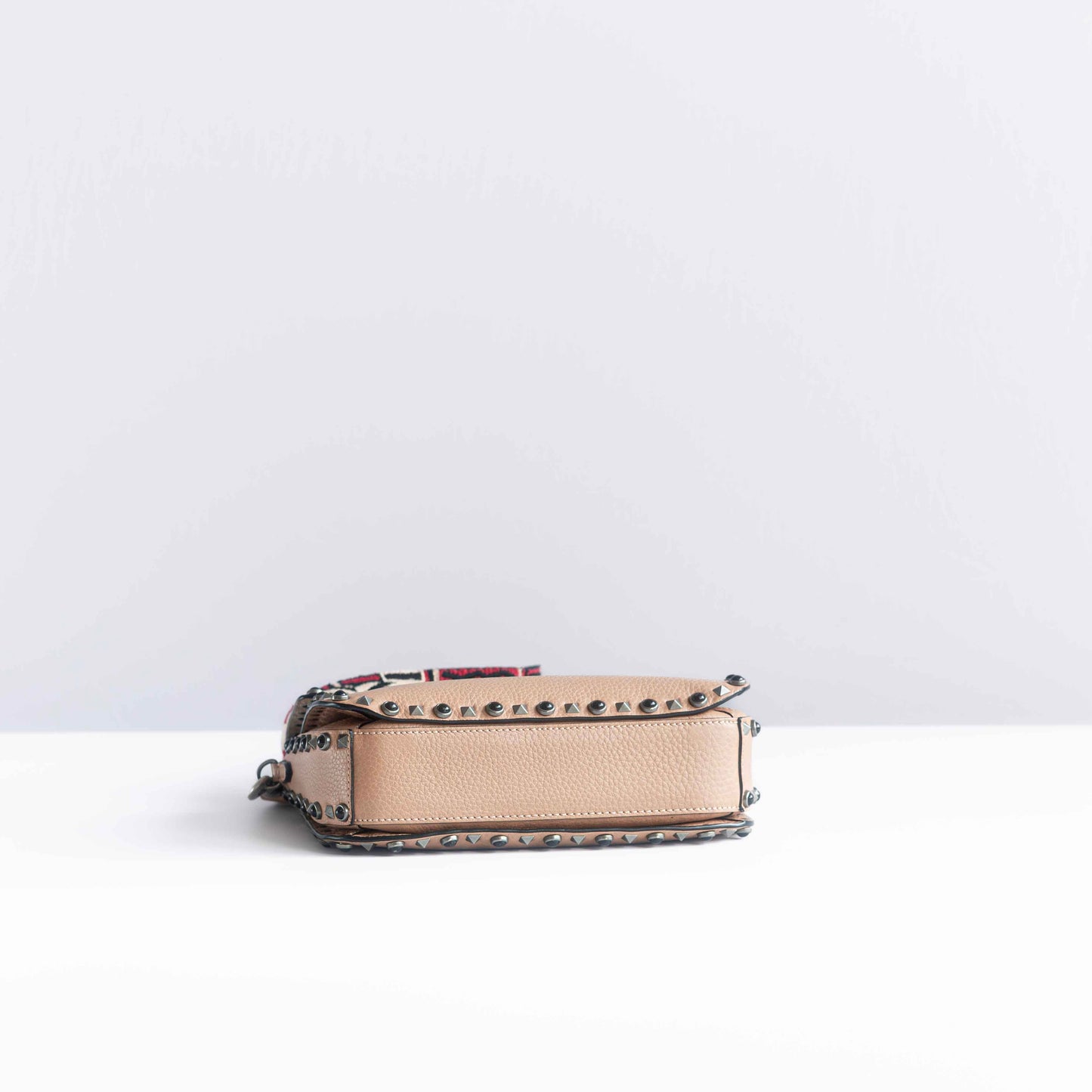 VALENTINO - SHOULDER BAG ROCKSTUD ROLLING BEIGE LEATHER WITH MULTICOLOR STRAP