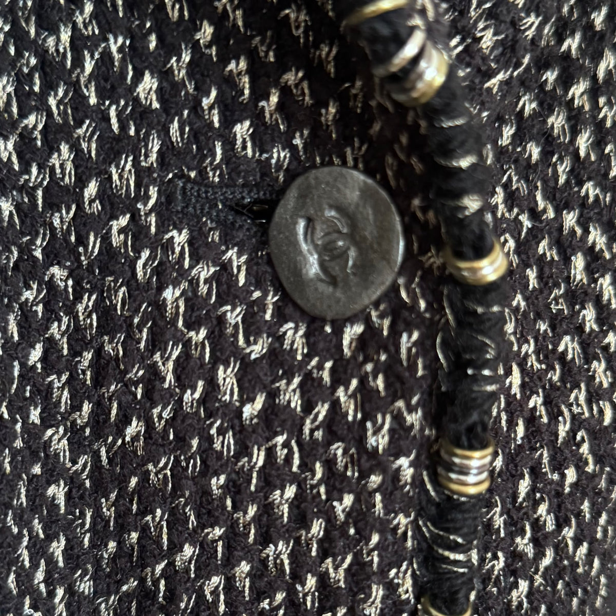 CHANEL – JACKET BLACK & WHITE TEXTURED TWEED BELTED WITH CC BUTTONS SIZE 48 FR