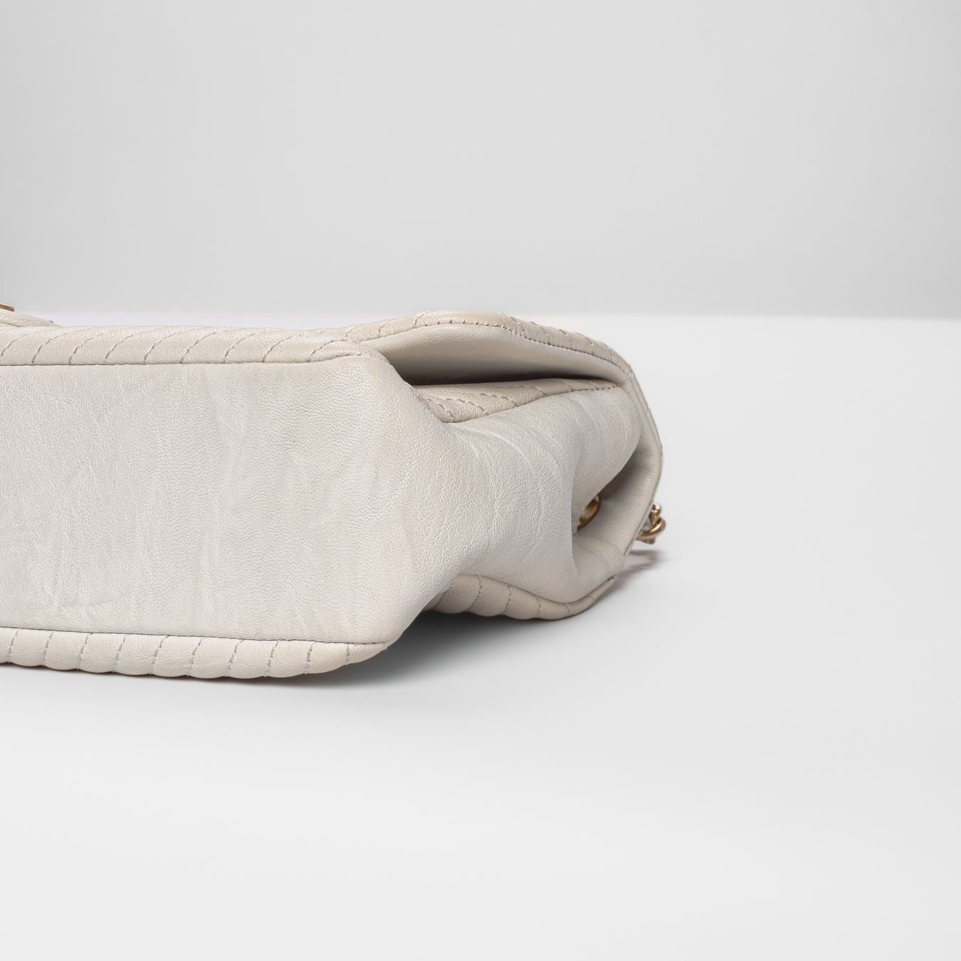 CHANEL - BAG TIMELESS MEDIUM WHITE CALFSKIN SURPIQUÉ CHEVRON GOLD HARDWARE
