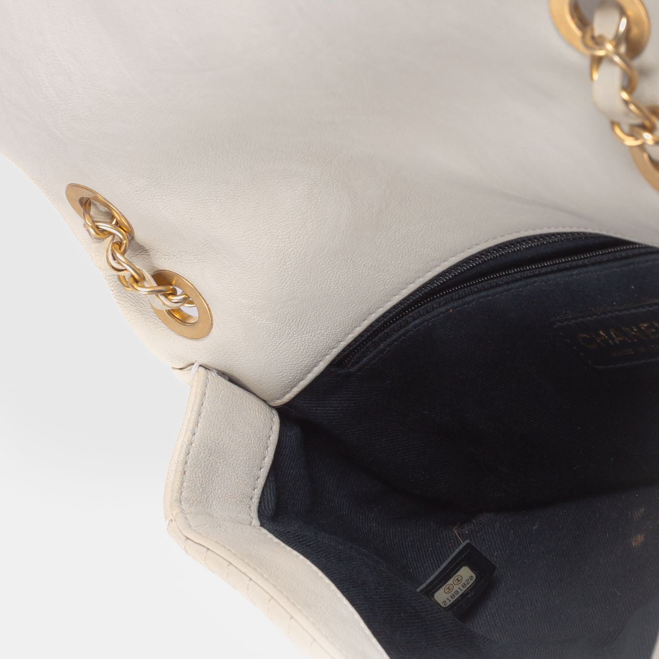 CHANEL - BAG TIMELESS MEDIUM WHITE CALFSKIN SURPIQUÉ CHEVRON GOLD HARDWARE
