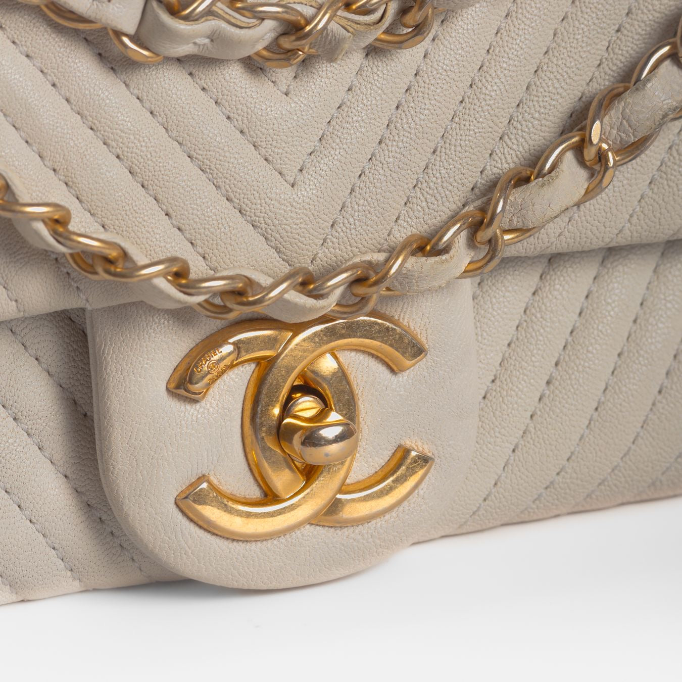 CHANEL - BAG TIMELESS MEDIUM WHITE CALFSKIN SURPIQUÉ CHEVRON GOLD HARDWARE