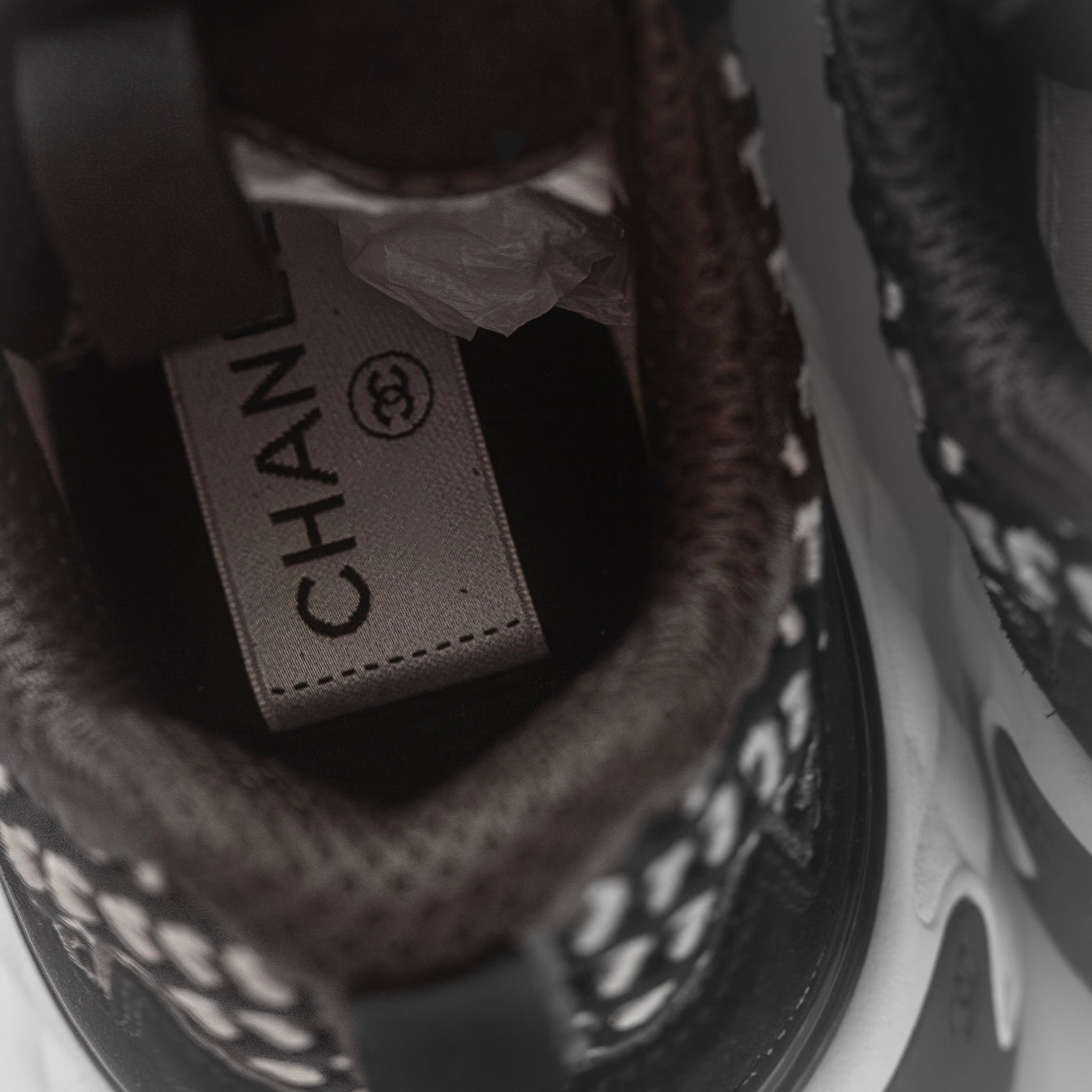 CHANEL - *BRAND NEW* SNEAKERS CALFSKIN EMBROIDERED CC SIZE 39 EU