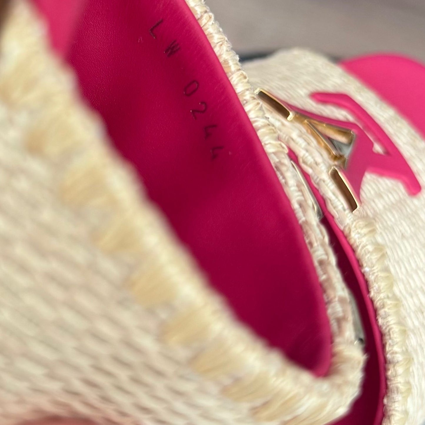 LOUIS VUITTON - *NEW* FLAT MULES IN NATURAL RAFFIA WITH FUCHSIA LEATHER SIZE 39 EU