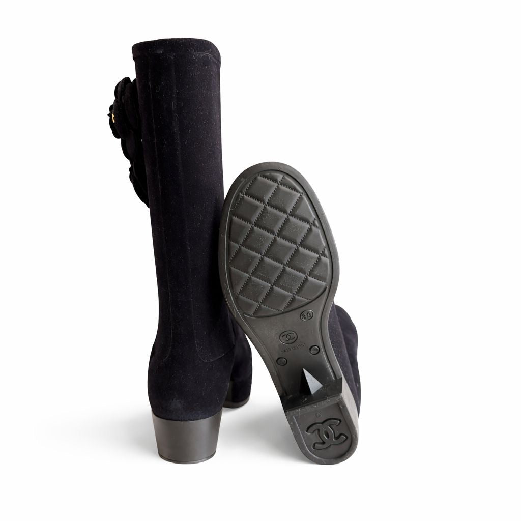 CHANEL - RAIN BOOTS BLACK VELVET CAMÉLIA DÉTAIL
