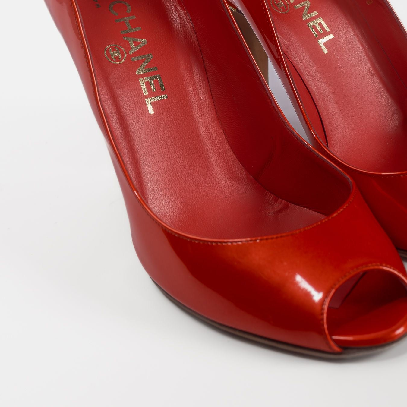 CHANEL - PUMPS PEEP-TOE DARK RED ORANGE PATENT LEATHER LOGO DETAIL CC SIZE 37 EU