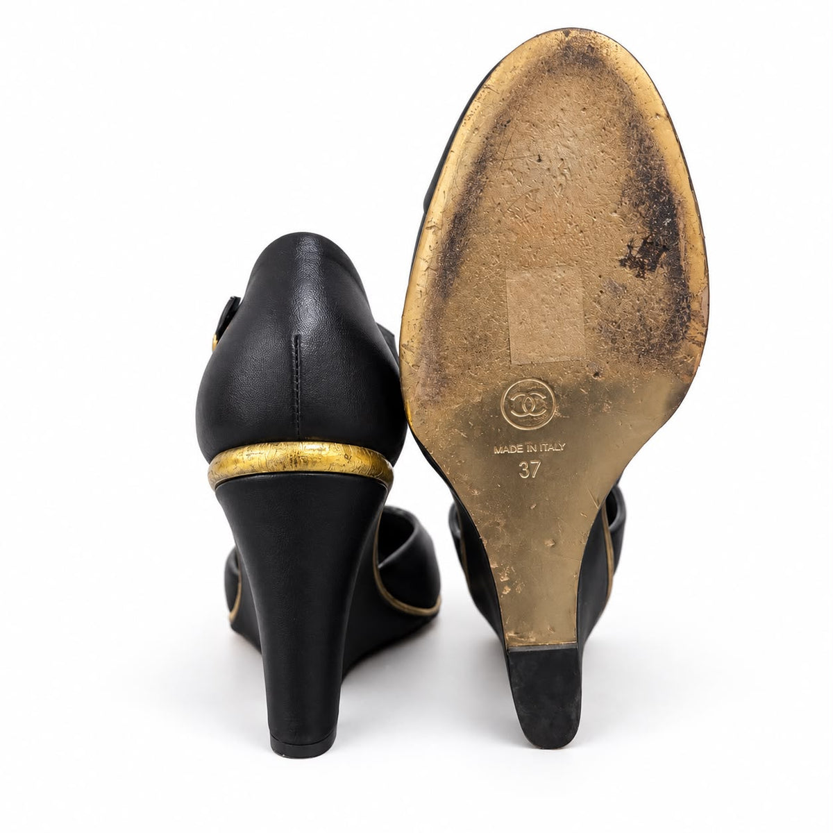 CHANEL - WEDGE HEELS BLACK LEATHER WITH GOLD TONE CC LOGO DETAIL SIZE 37 EU
