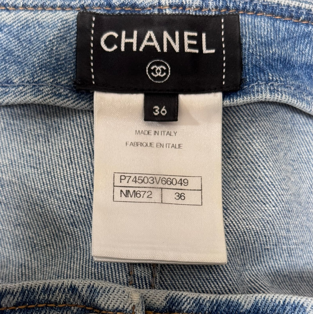 CHANEL - JEANS DENIM BLUE WITH CC LOGO AND POLKA DOT PRINT SIZE 36 FR