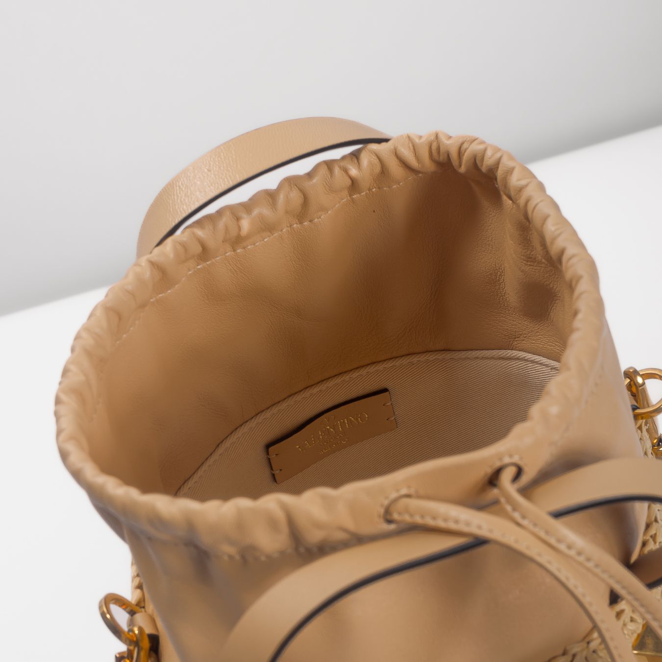 VALENTINO - BAG BUCKET ROMAN STUD IN RAFFIA AND LEATHER