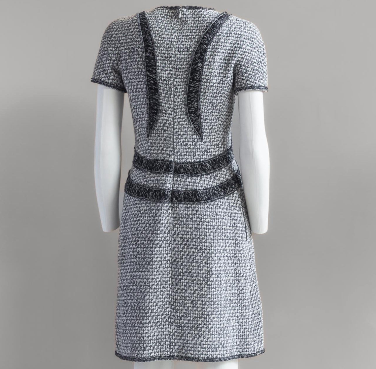 CHANEL - DRESS MIDI TWEED GREY SIZE 38 FR