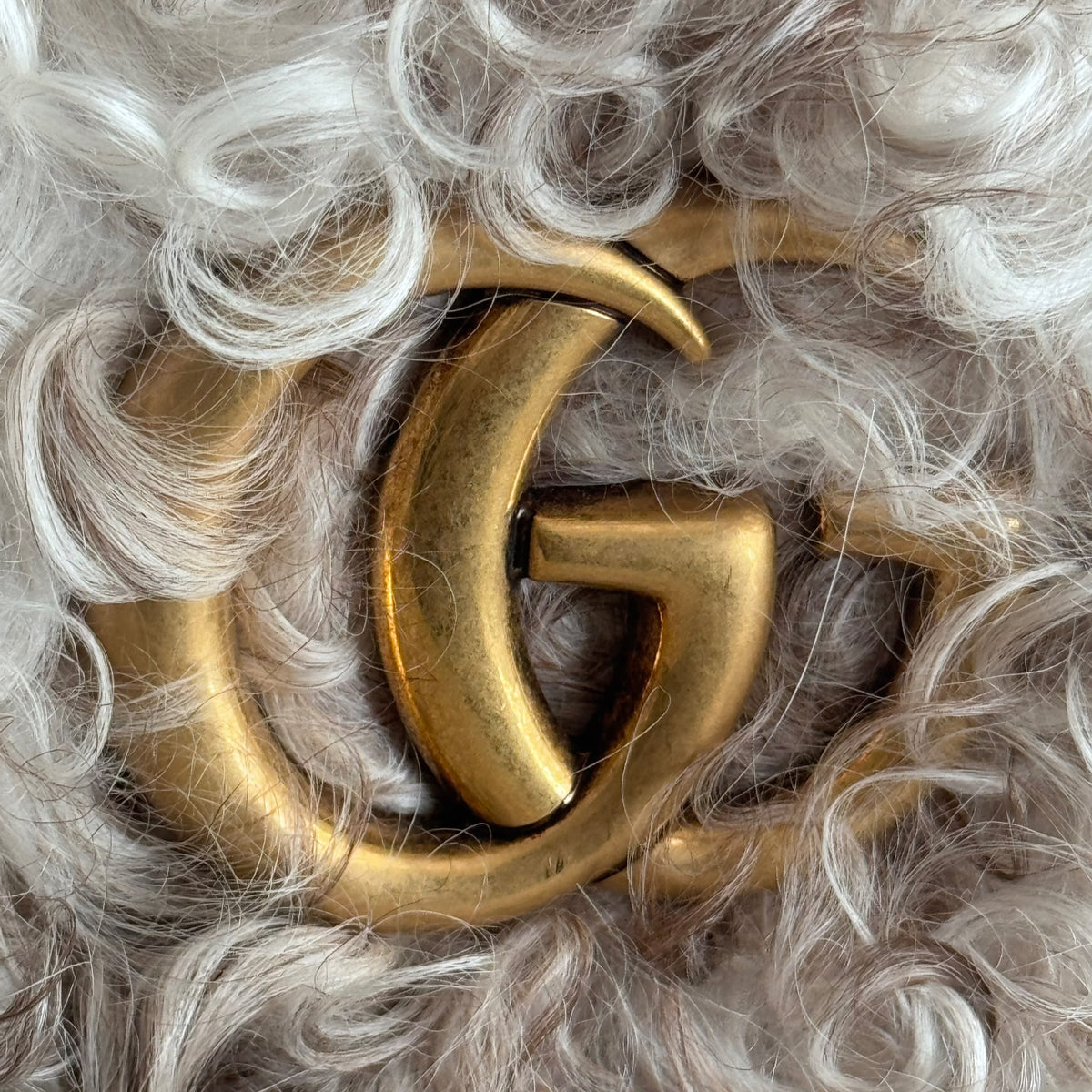 GUCCI - SHOULDER BAG GG MARMONT CURLY SHEARLING IN IVORY & TAUPE WITH ANTIQUE GOLD HARDWARE